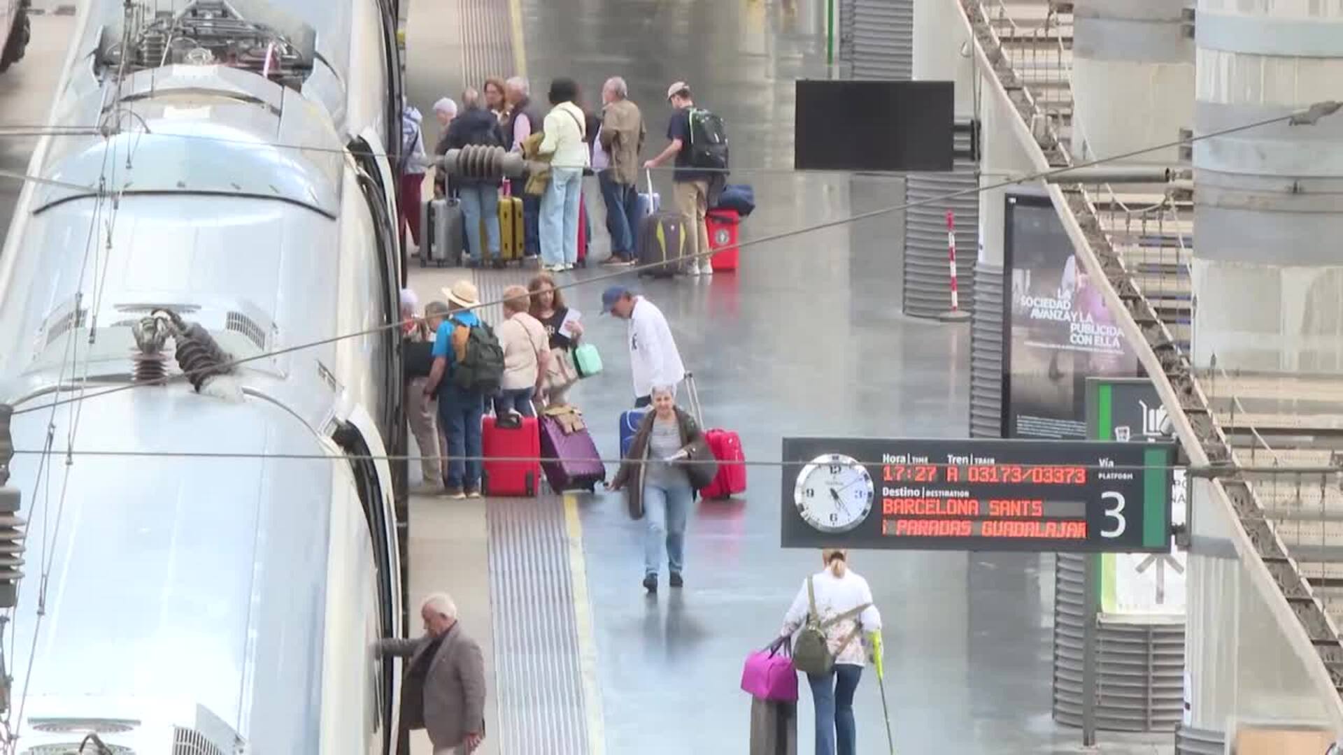 Viajeros regresan a sus ciudades tras unos días de descanso por el puente de mayo