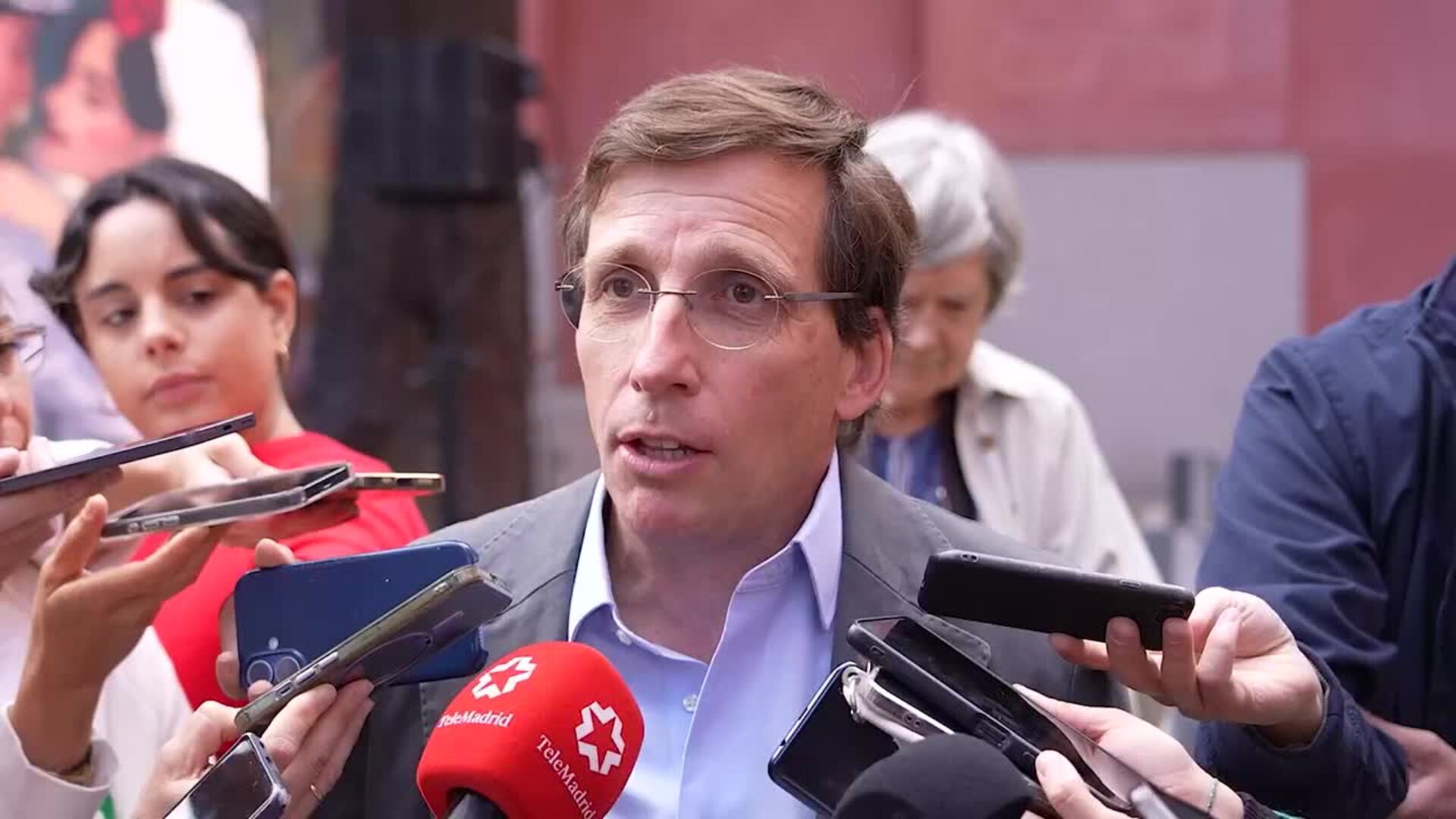Almeida ve "razonable" el viaje de Ayuso a México y critica al "macarra" López