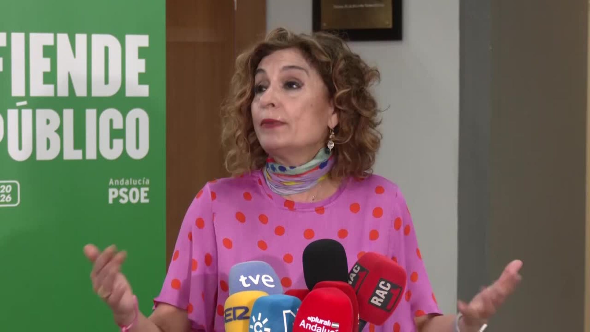 Montero acude al debate de RTVE con "ilusión de llegar a los ciudadanos" para que voten el 17M