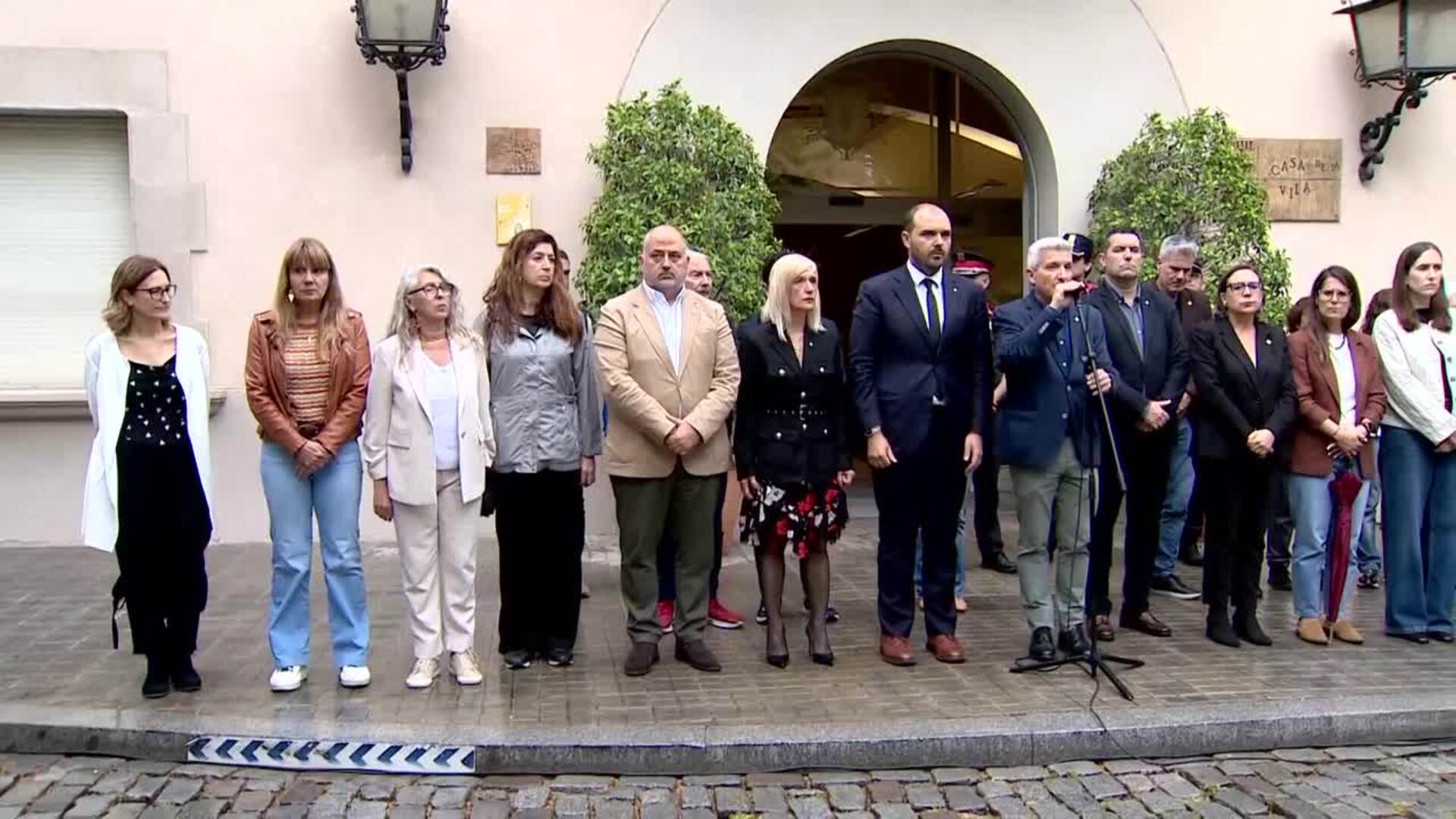 Unas 300 personas lamentan el asesinato de una vecina de Esplugues ante el consistorio