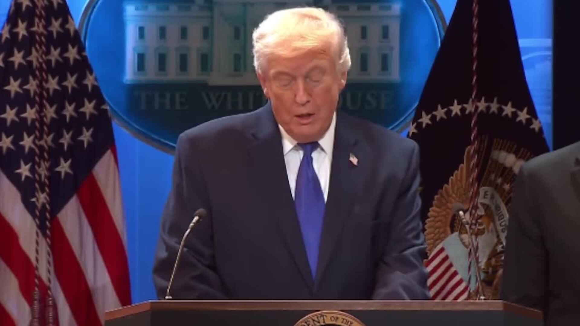 Trump anuncia una iniciativa humanitaria para permitir salida de buques atrapados en Ormuz