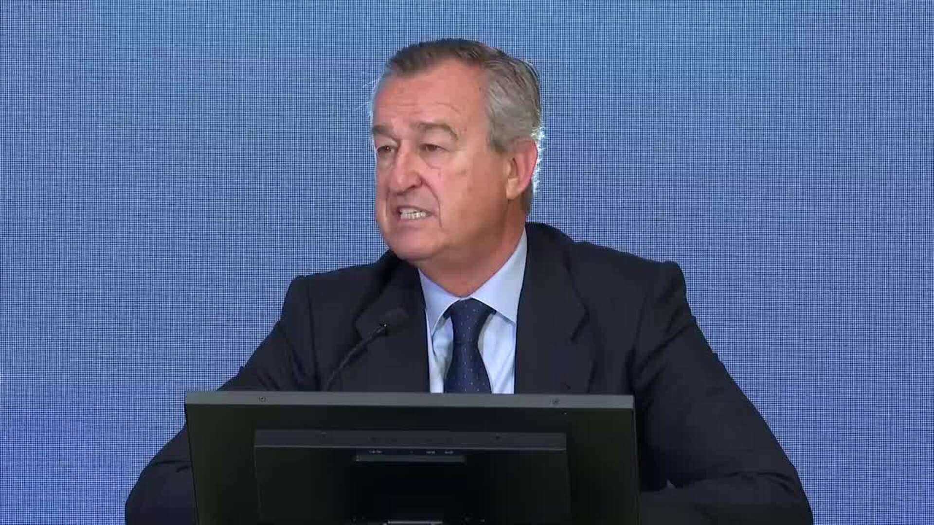 González-Bueno (Sabadell) descarta que pueda haber fusiones entre bancos españoles "medianos"