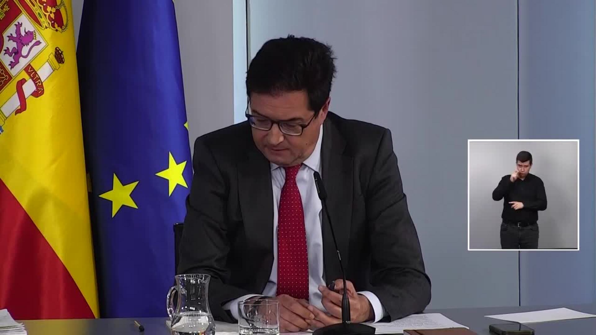 Óscar López, ante el viaje de Ayuso a México: "Es sorprendente que pueda desaparecer 10 días"