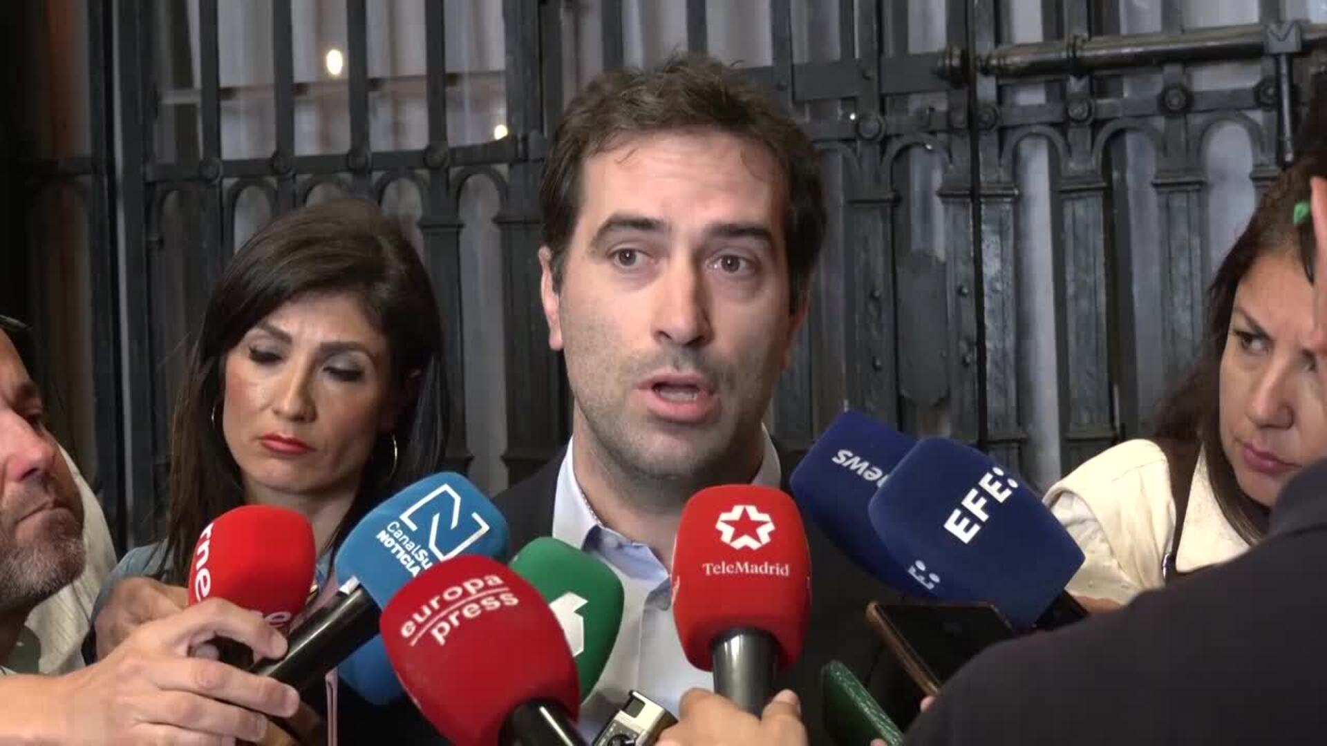 El Gobierno asegura que atenderá a los pasajeros y que hay "contacto continuo" con Canarias