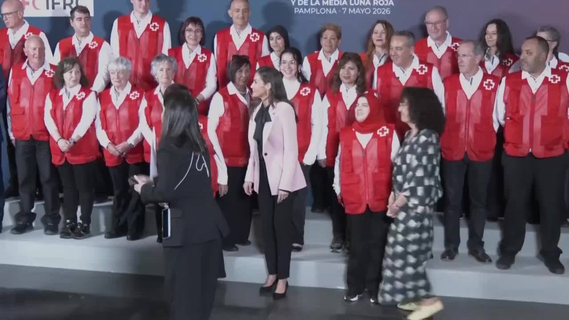 La Reina Letizia confirma su idilio con las blusas con lazada y rescata su ideal blazer rosa