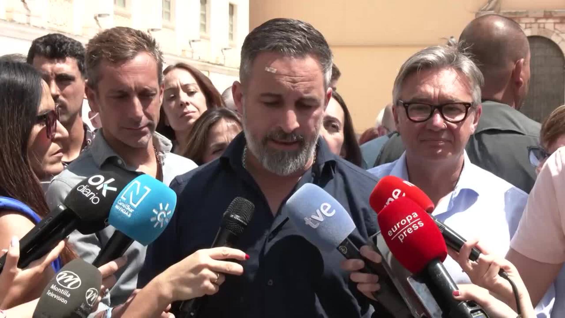 Abascal replica a Moreno por "prioridad nacional" y defiende los pactos en Extremadura y Aragón