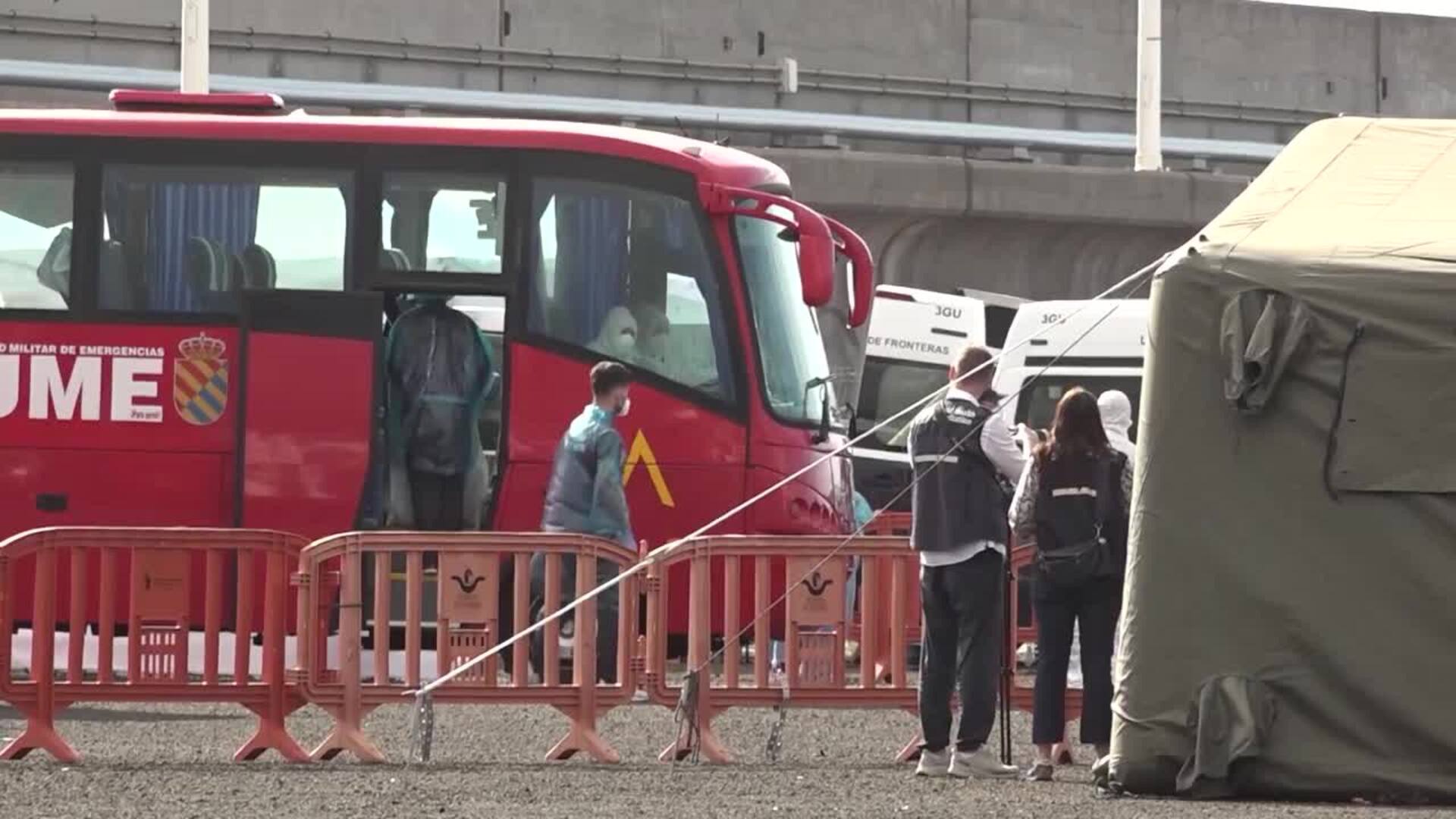 Comienza el desembarco de los pasajeros españoles del MV Hondius