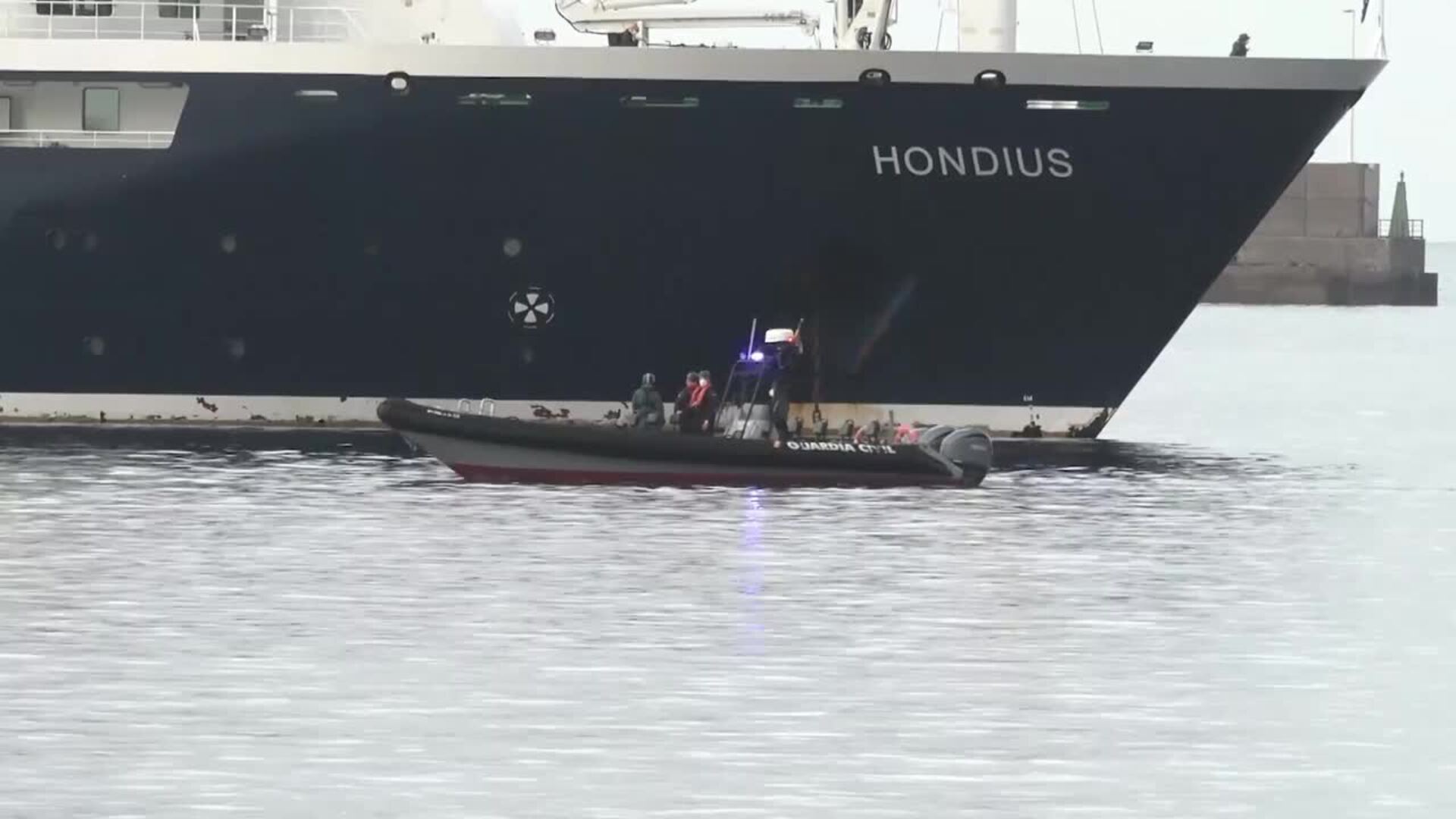 El crucero MV Hondius se encuentra fondeado en Tenerife