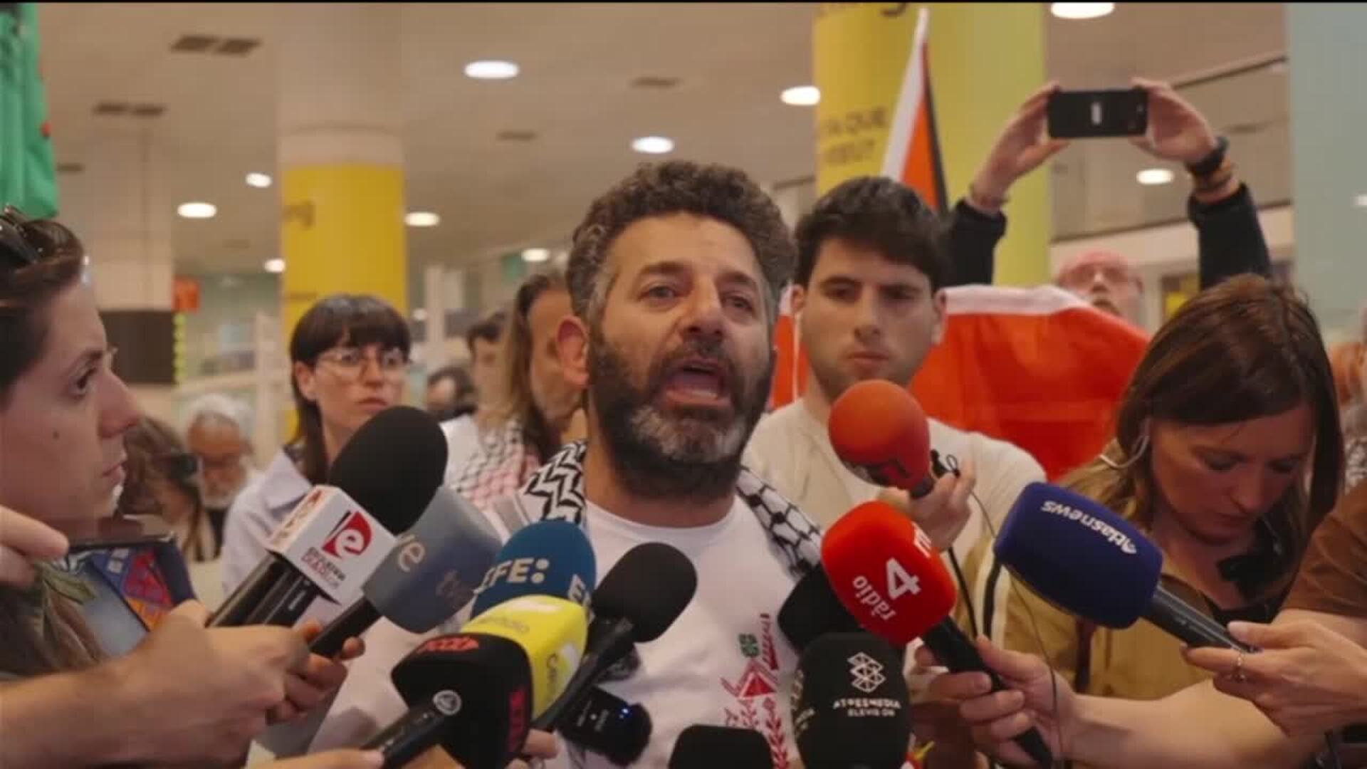 Saif Abukeshek al aterrizar en Barcelona: "Nuestro camino sólo acaba de empezar"