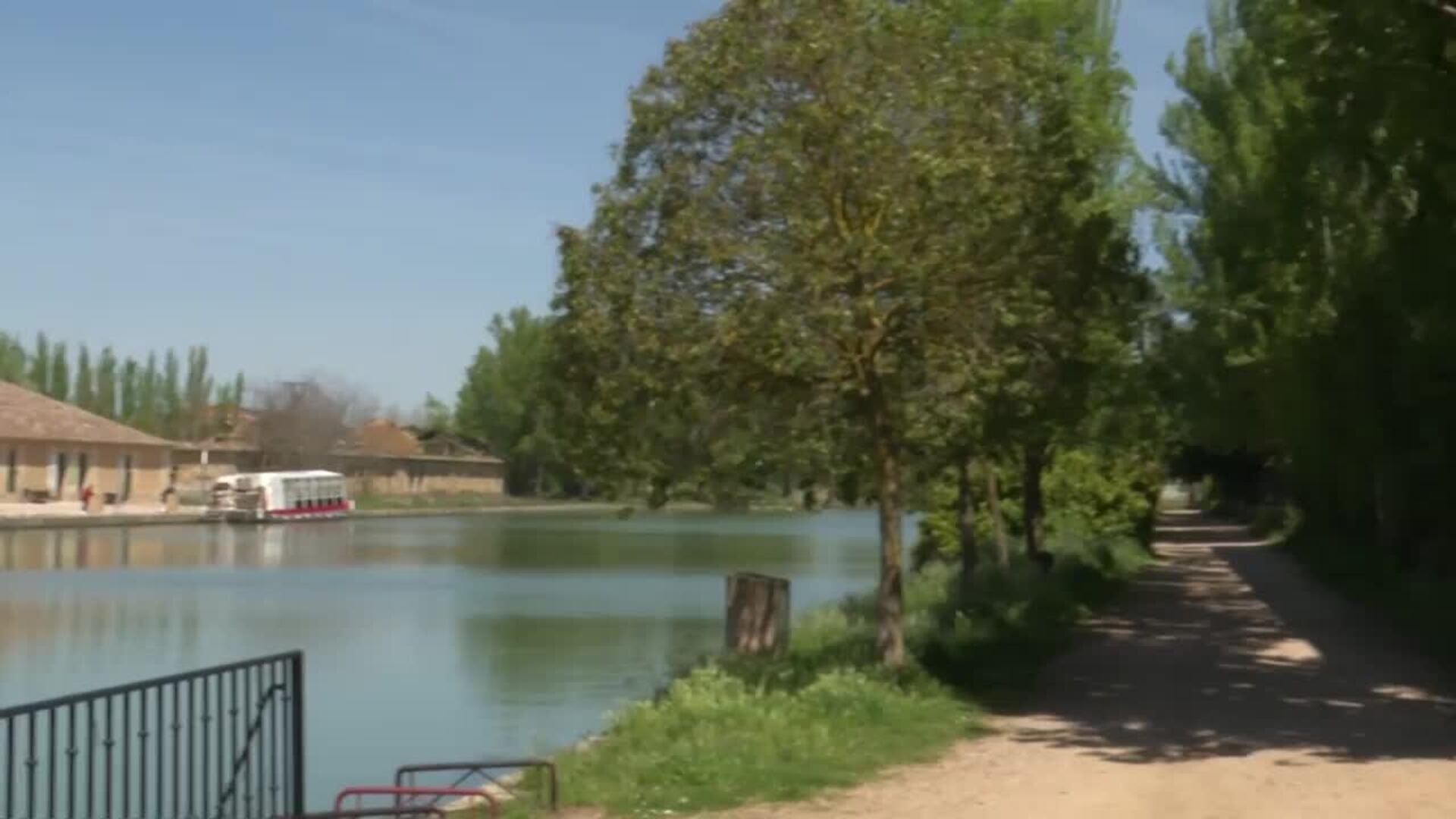 Turismo en la provincia de Valladolid: Un viaje entre almenas, libros y el fluir del Canal