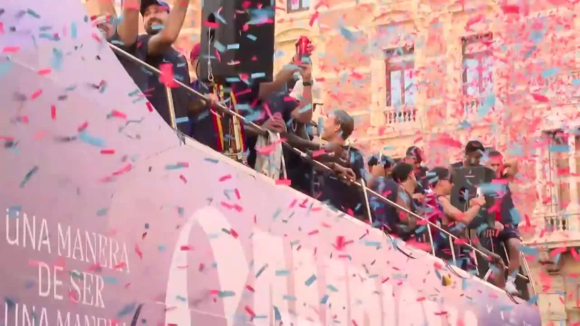 El Barça campeón se da un baño de masas en Barcelona en la rúa de Liga y Supercopa