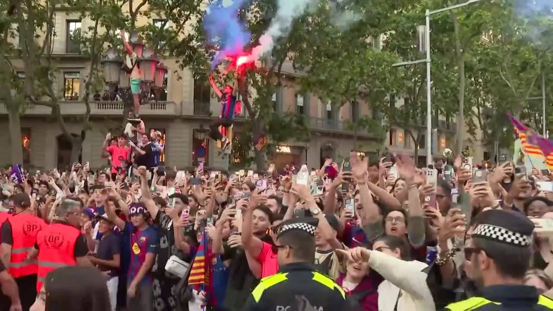 El Barça campeón se da un baño de masas en Barcelona en la rúa de Liga y Supercopa