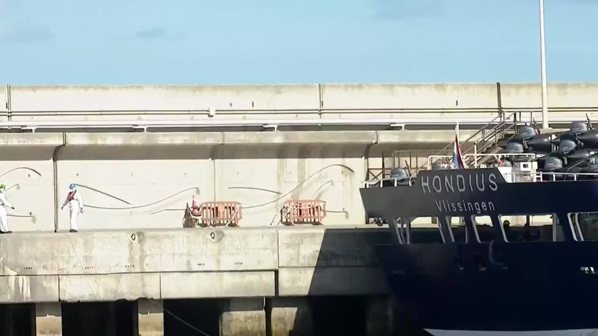 El crucero 'MV Hondius' atraca en el puerto de Granadilla por razones meteorológicas