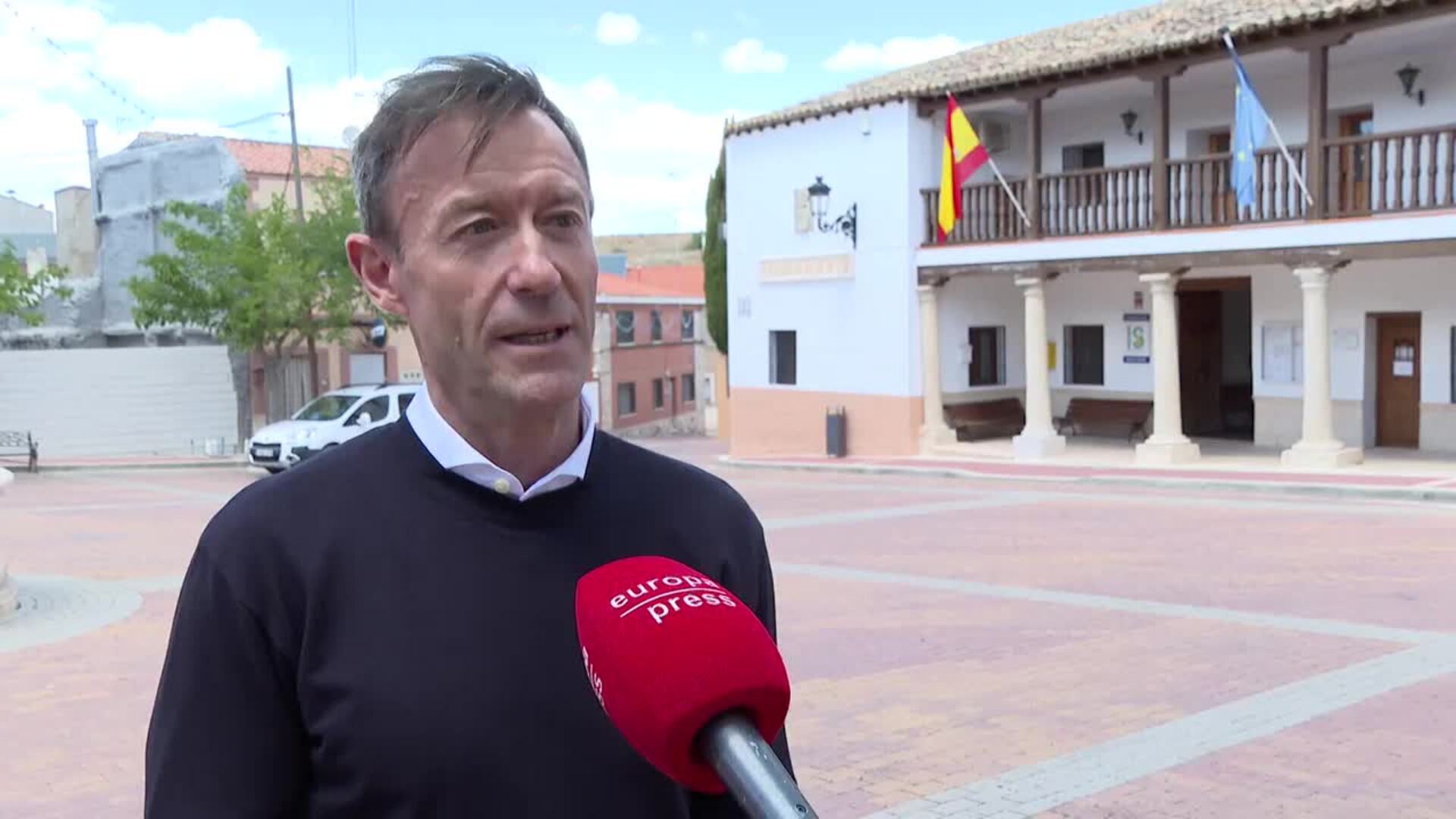 El alcalde de Belinchón, Jesús López, y la mayordoma de las fiestas Ana Bernaldo