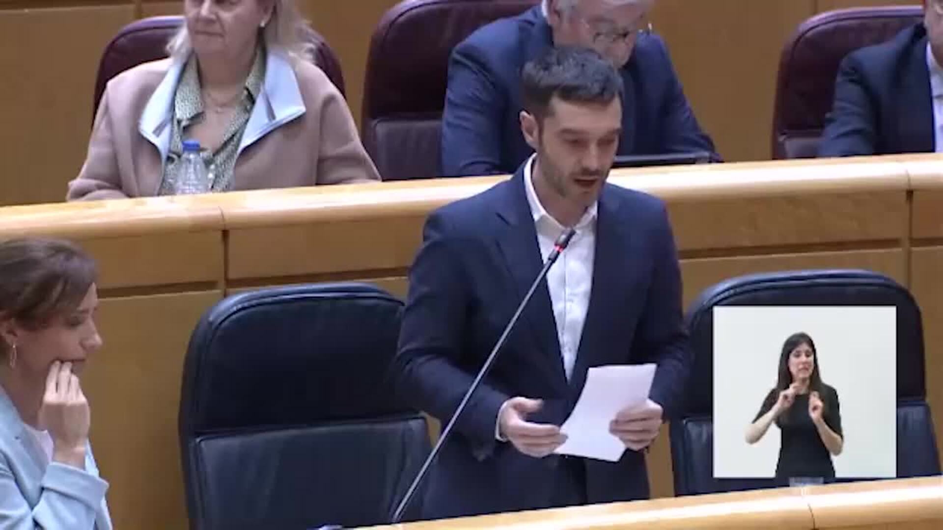 Bustinduy admite "obstáculos" para acceder al Imserso desde Ibiza y promete "allanar" barreras