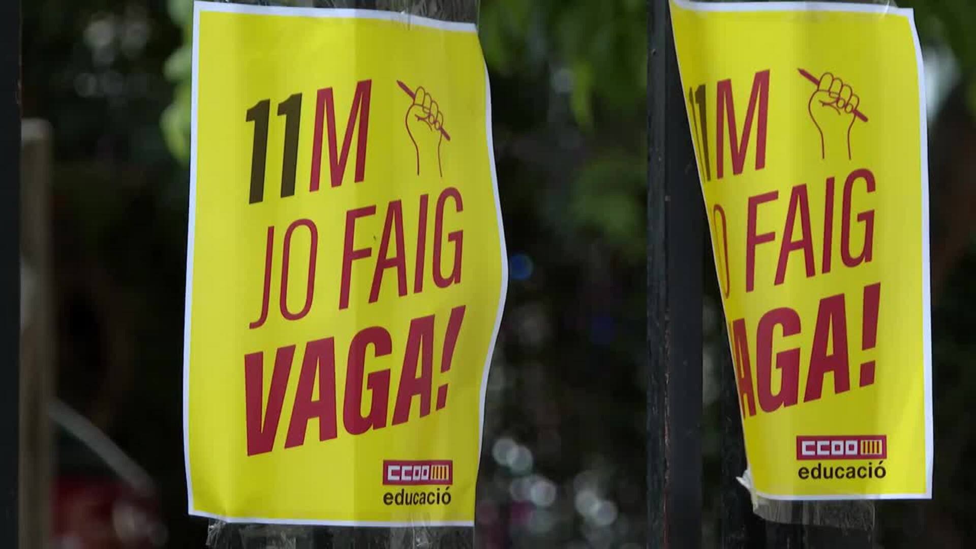 Continúa la huelga de profesores en la Comunitat con carteles para informar de la situación