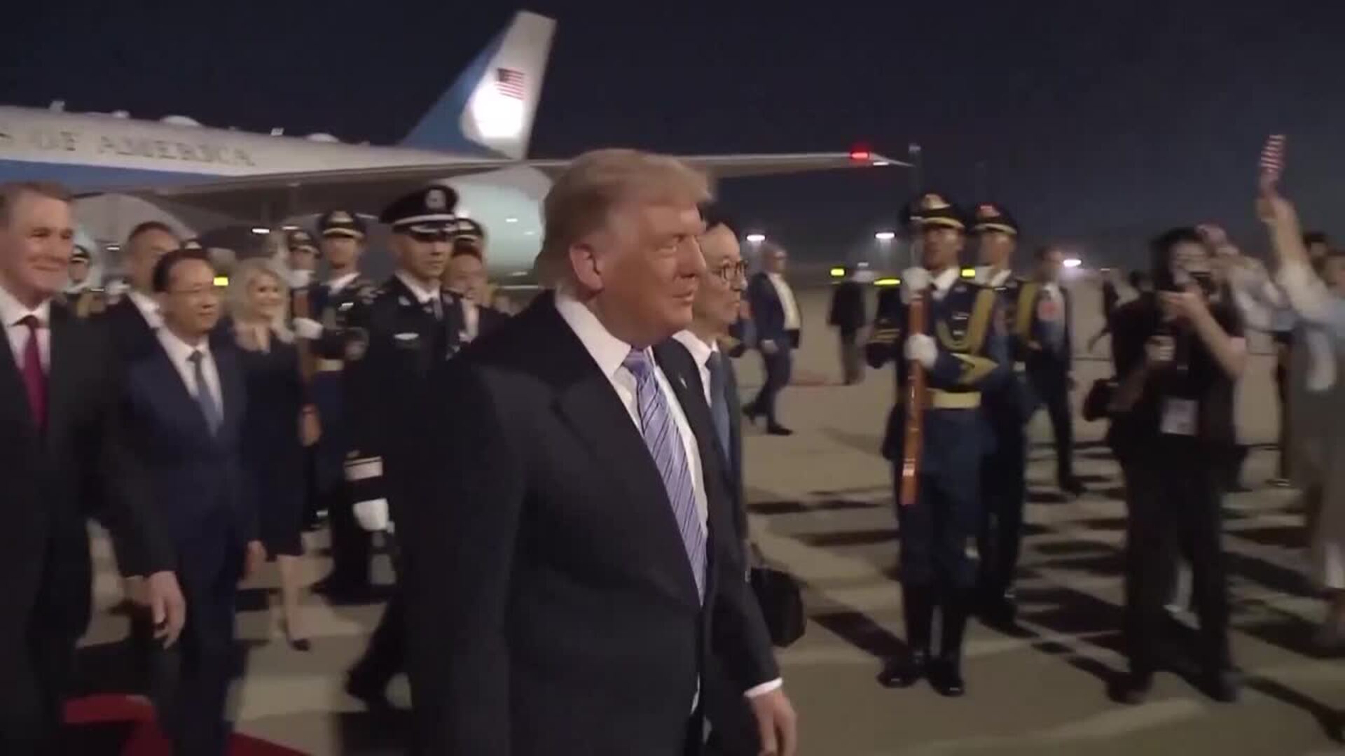 Trump llega a Pekín para su cumbre de dos días que le llevará a reunirse con Xi