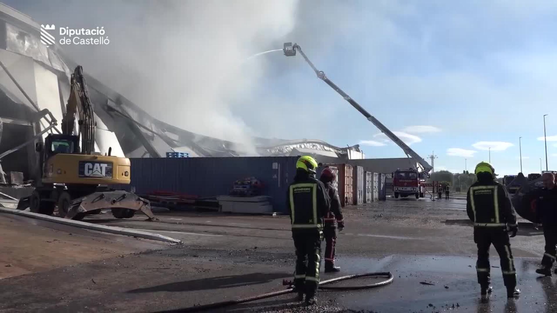 Controlado el incendio industrial de la empresa de La Vall d'Alba