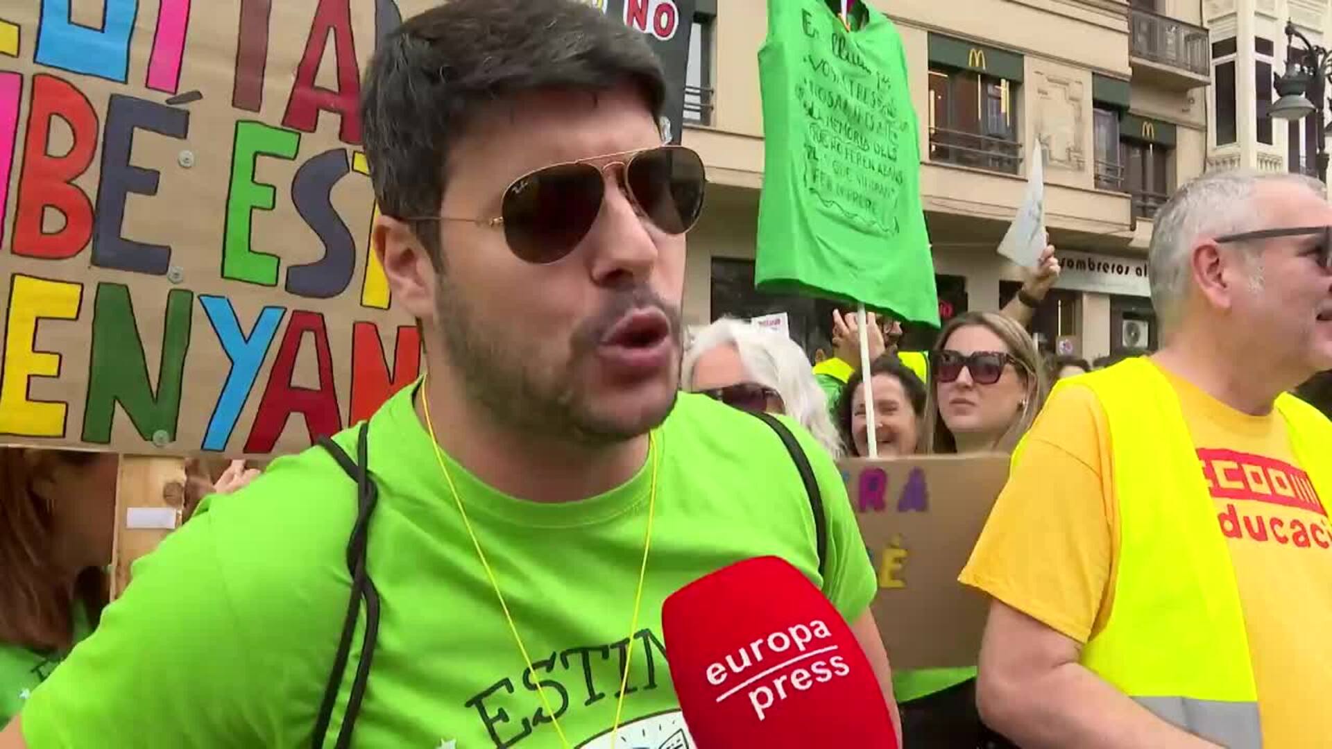 Los docentes denuncian en otra manifestación que las propuestas de Conselleria son una "burla"