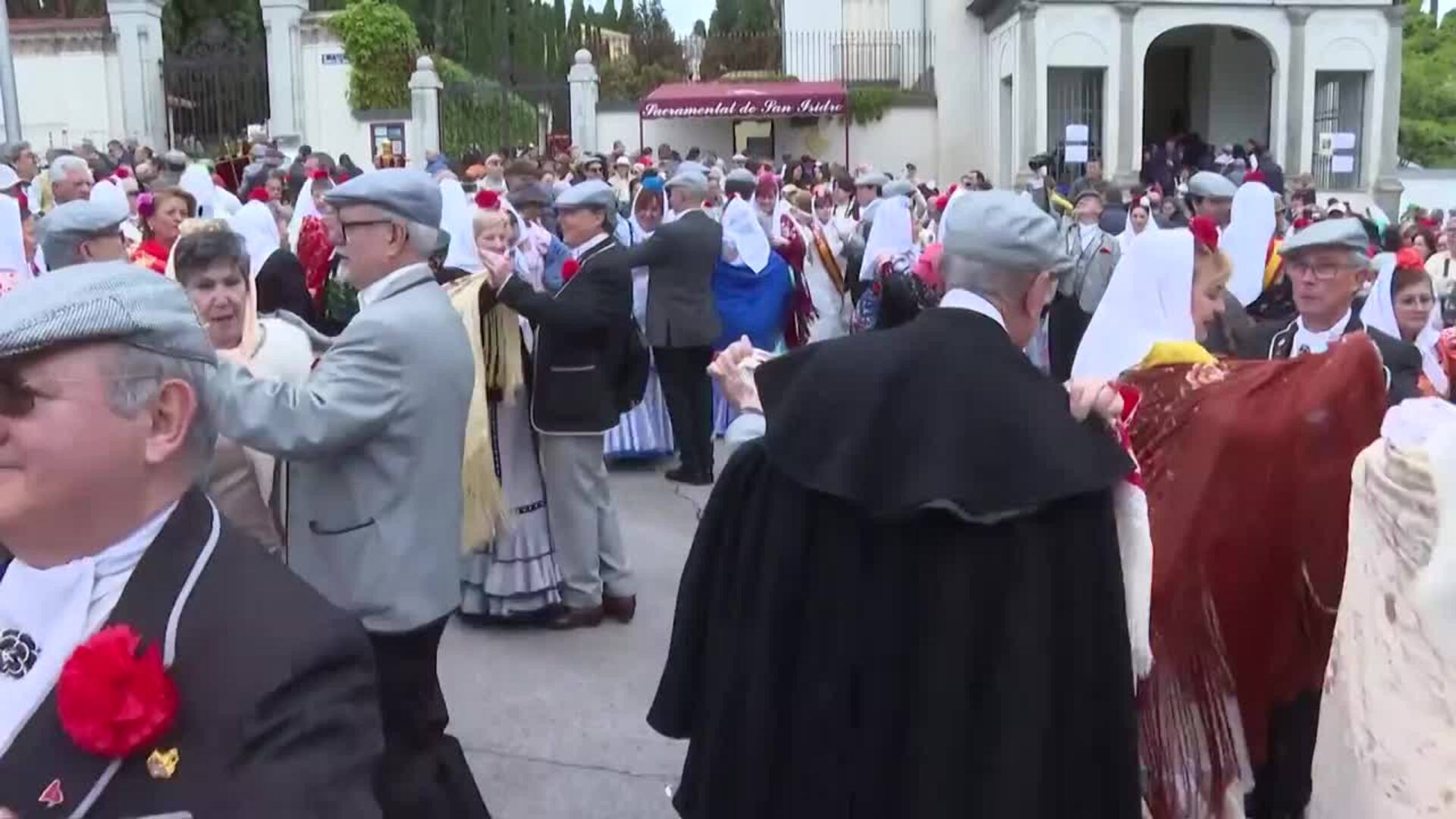 San Isidro recupera el espíritu castizo con más jóvenes vestidos de chulapos y chulapas