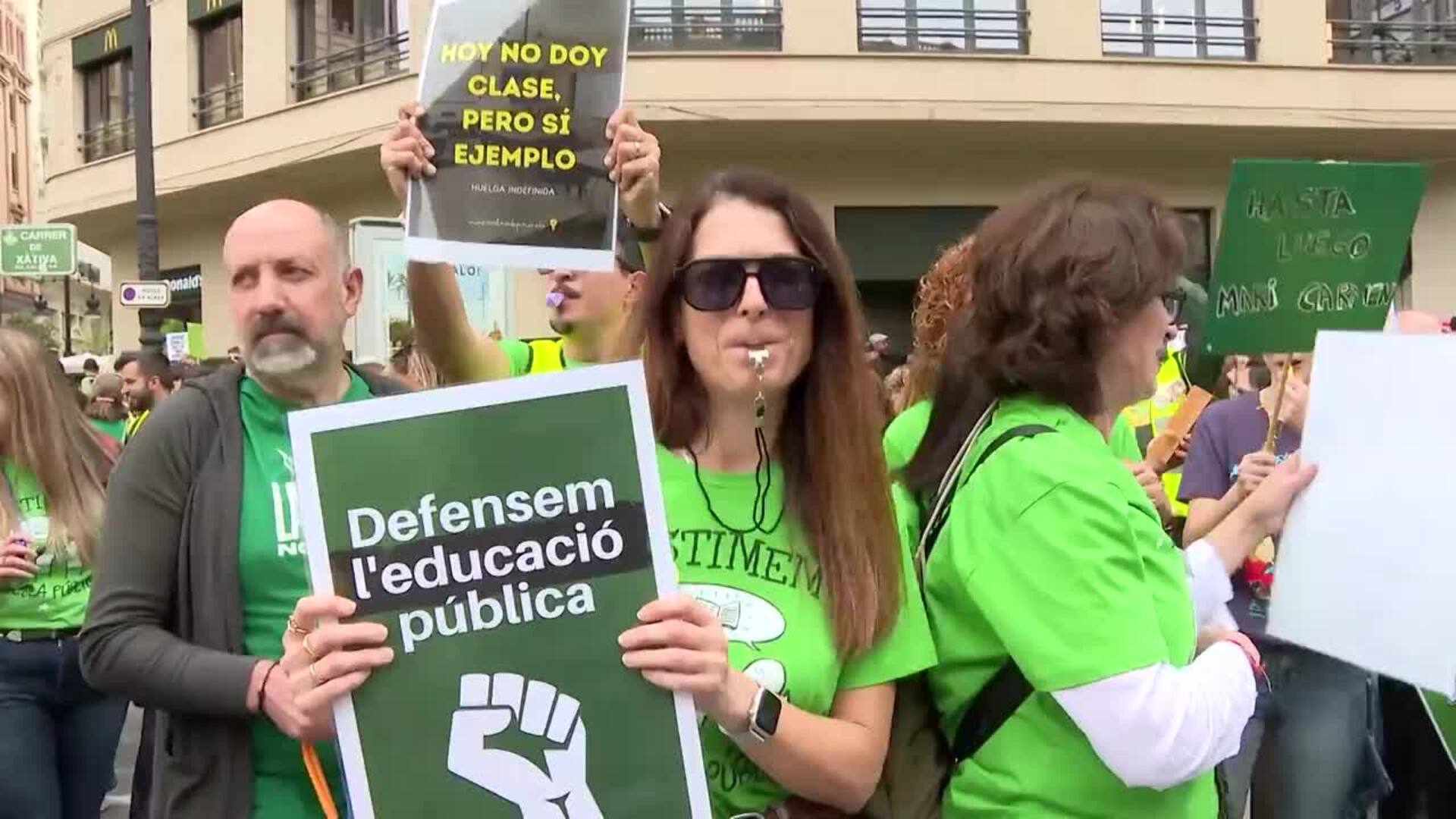 Una marea verde "histórica" llena Valencia de profesores: "Hoy la clase se hace en la calle"