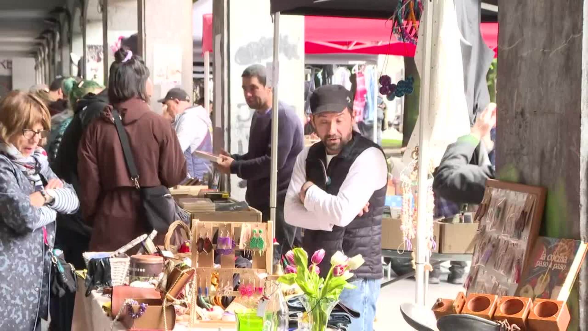 El Rastro de Bilbao La Vieja regresa con más de 40 puestos entre ropa 'vintage' y antigüedades