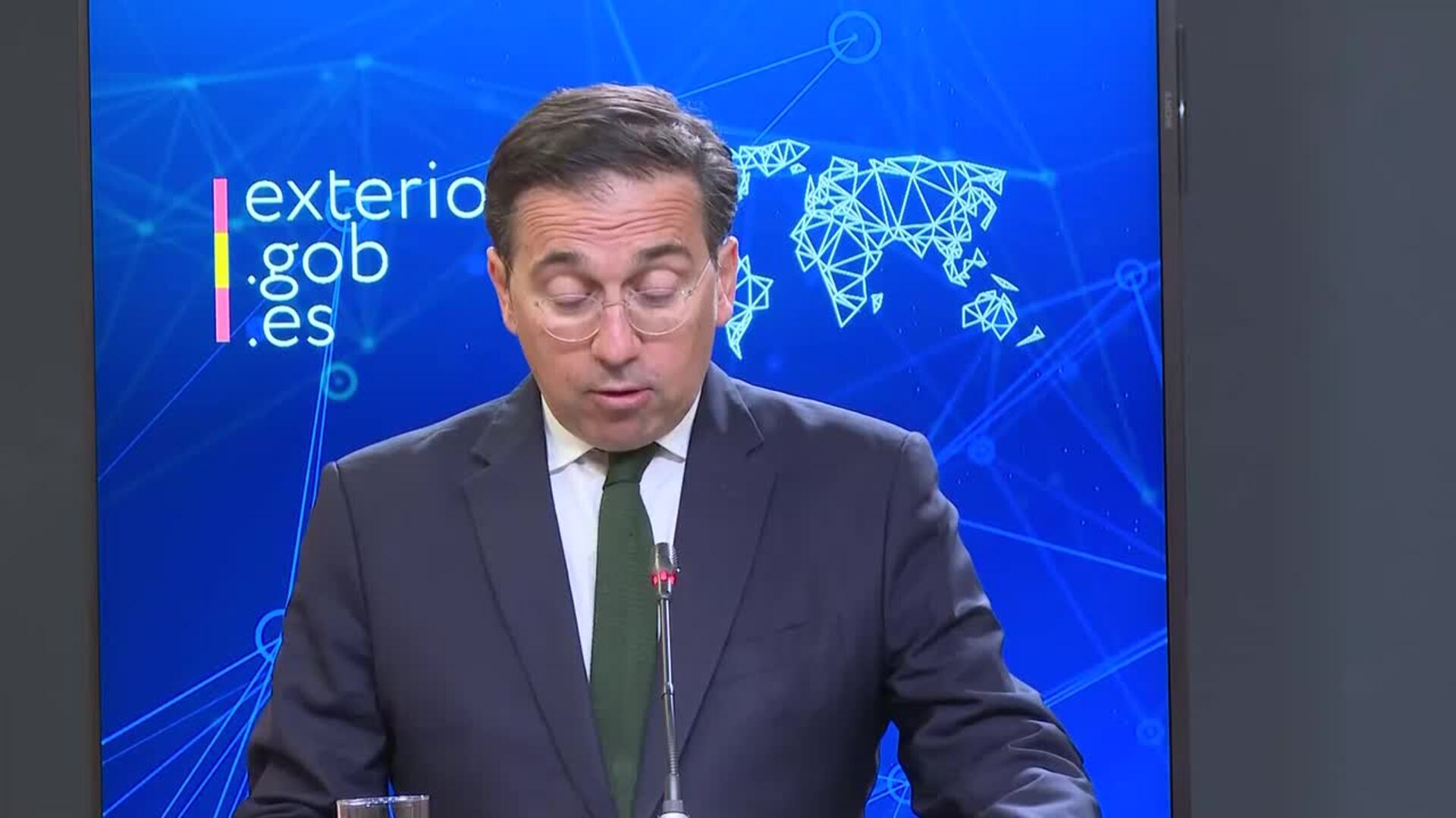 Albares denuncia la retención "ilegal" por Israel de los españoles en la flotilla a Gaza