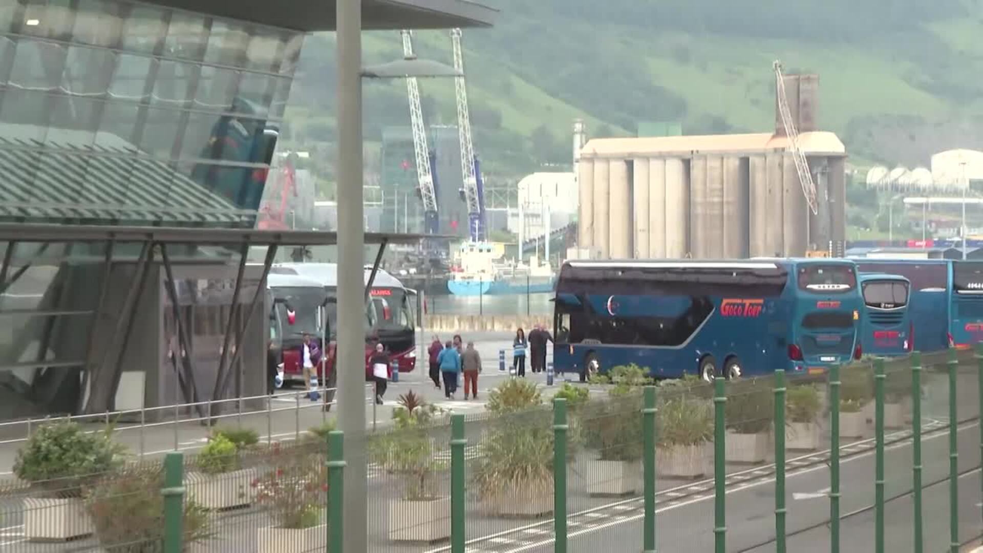 El buque 'Ambition', afectado por un brote de gastroenteritis, atraca en el Puerto de Getxo