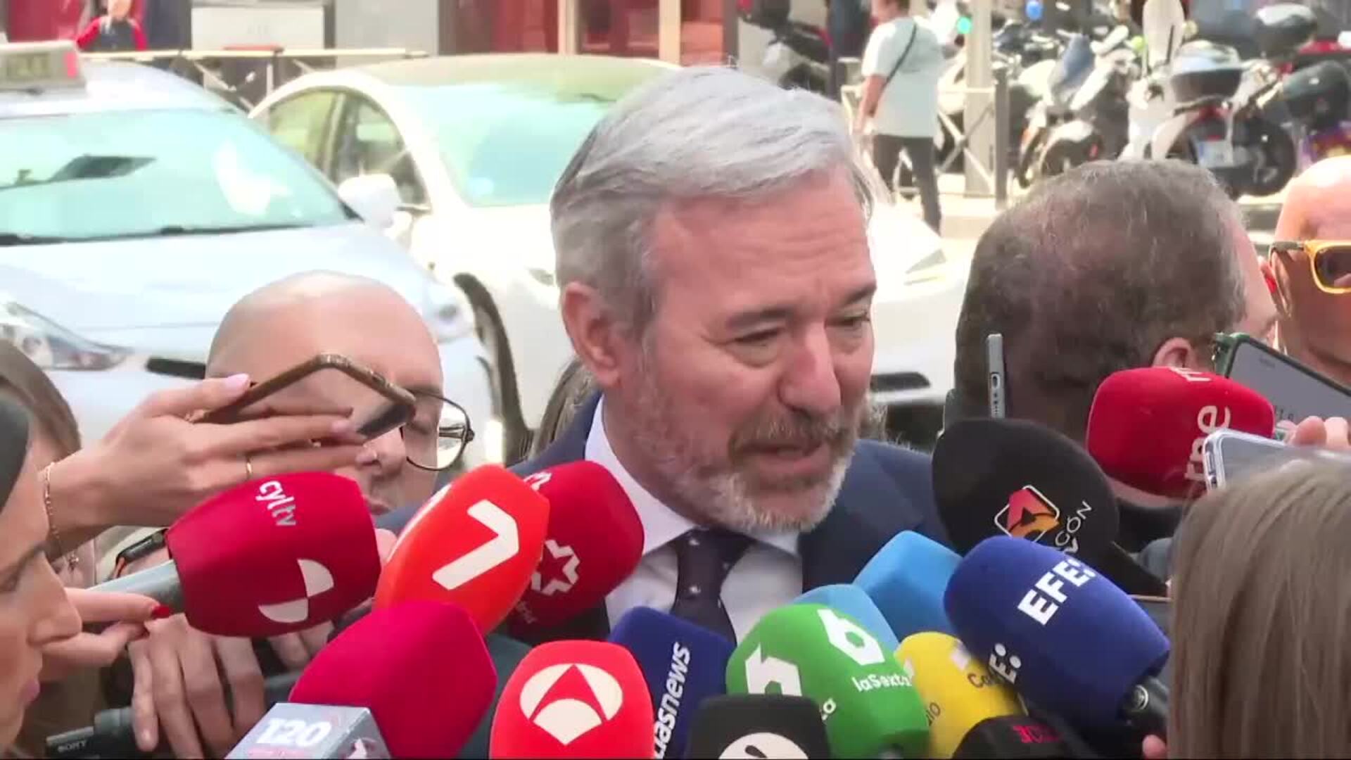 Jorge Azcón felicita a Juanma Moreno y espera que forme gobierno "lo antes posible"