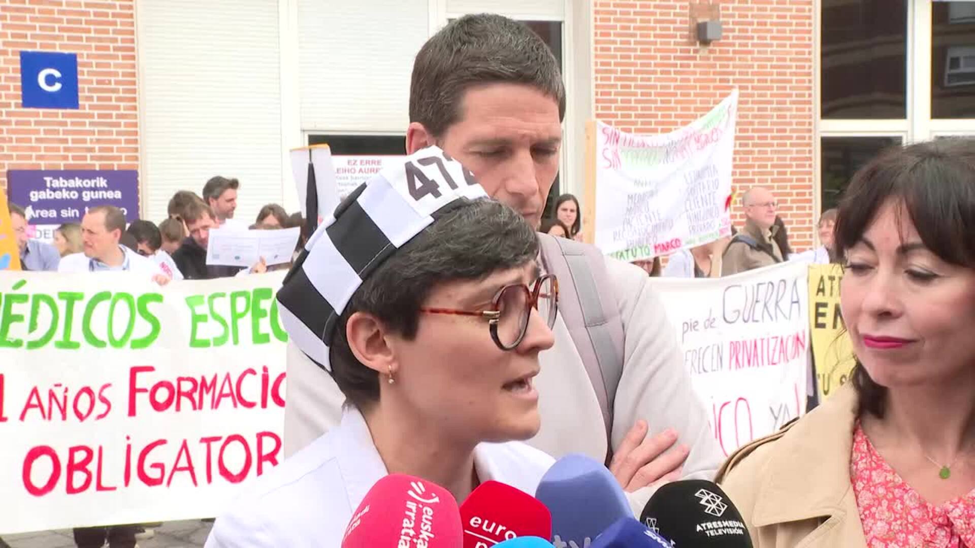 Médicos piden en Bilbao que "Pedro Sánchez, o alguien que mueva ficha, les escuche y dé voz"