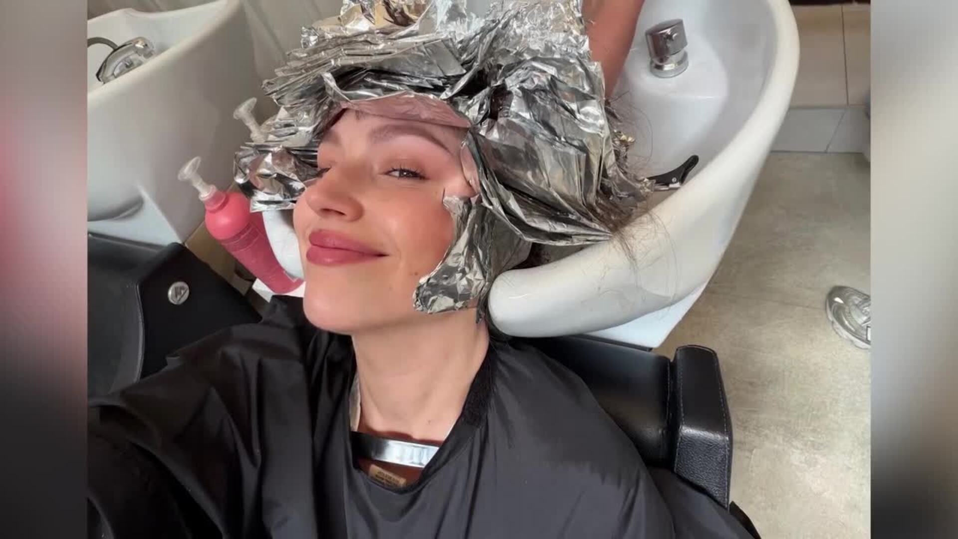 Úrsula Corberó regresa al trabajo y enseña su sorprendente cambio de look
