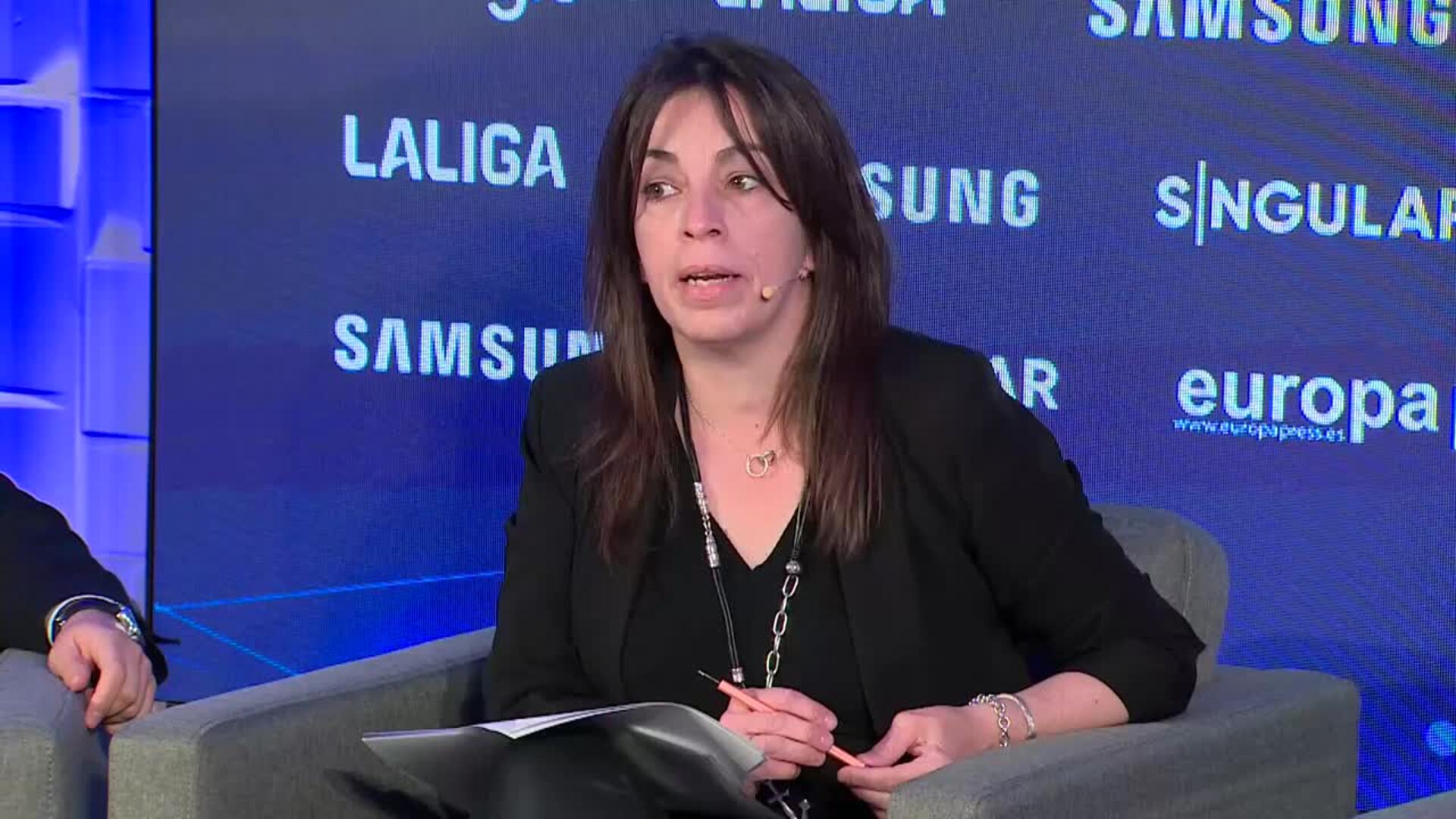 Expertos señalan protección del usuario, soberanía tecnológica y regulación como desafíos de IA
