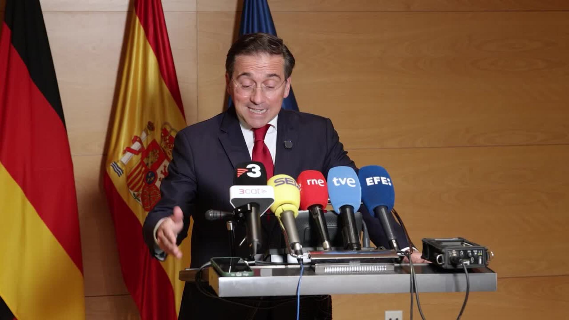 Albares pide ser "muy respetuosos" con expresidentes y expresa su "afecto y cariño" a Zapatero