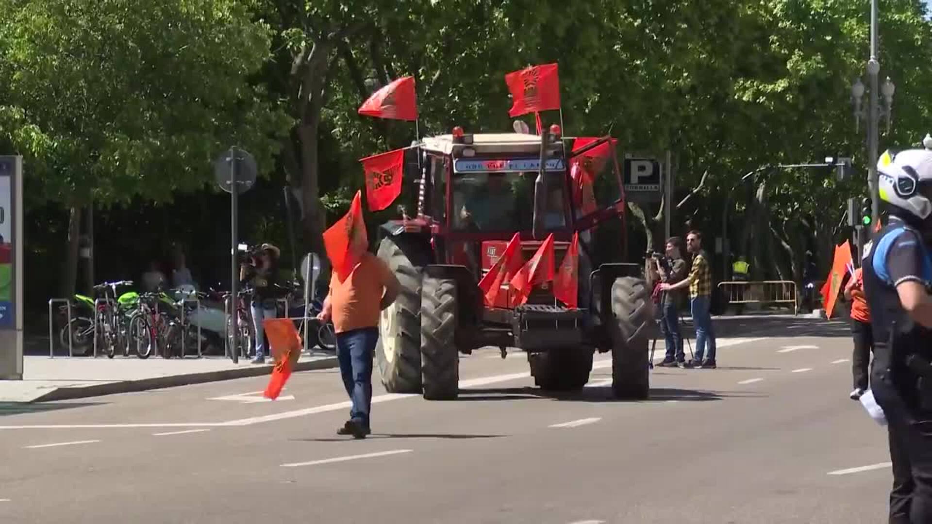 Cientos de agricultores recorren Valladolid y lanzan un "SOS" para que CyL no sea un "desierto"