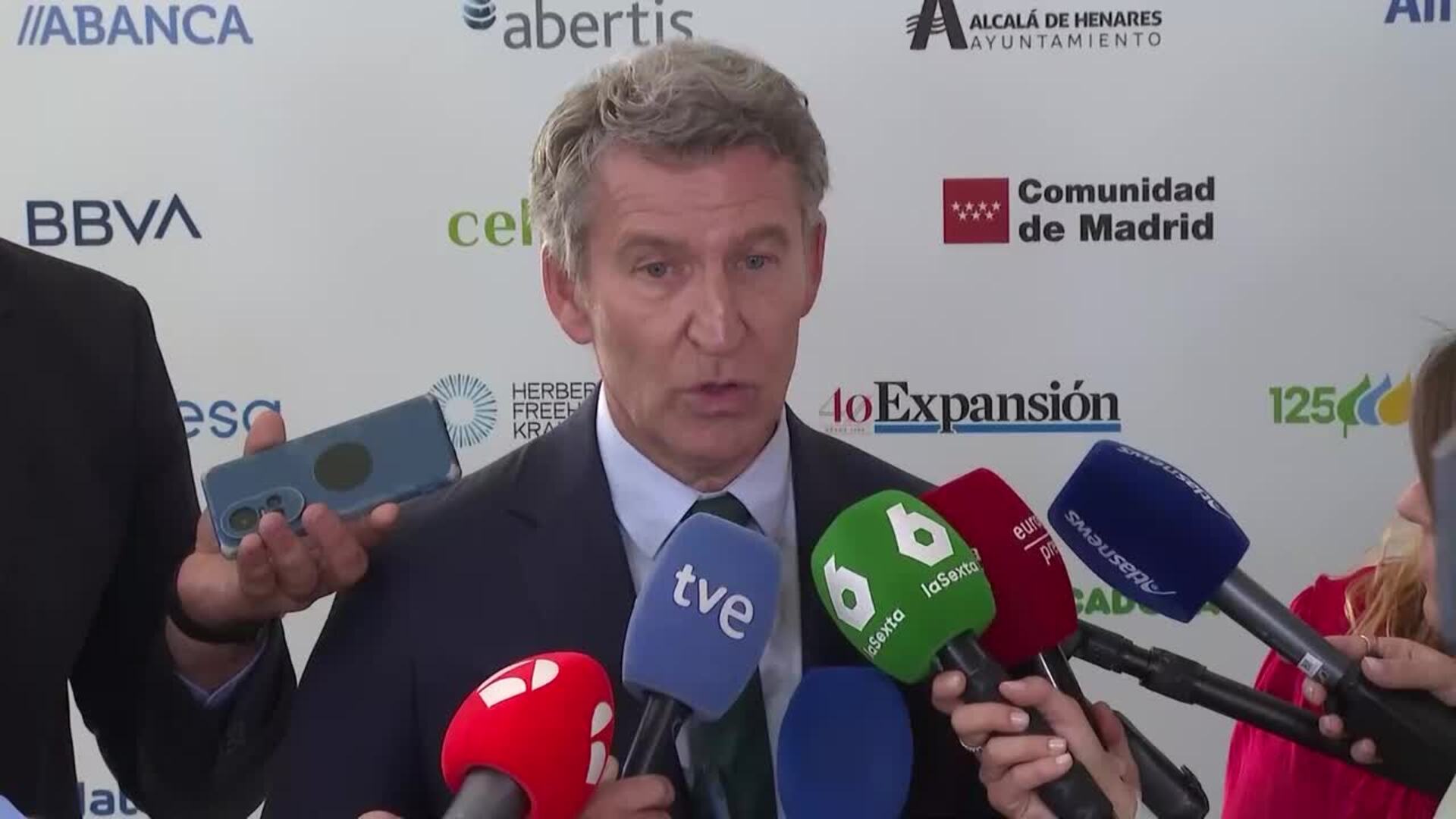 Feijóo promete "todo lo posible" para echar a Sánchez y no descarta la moción de censura