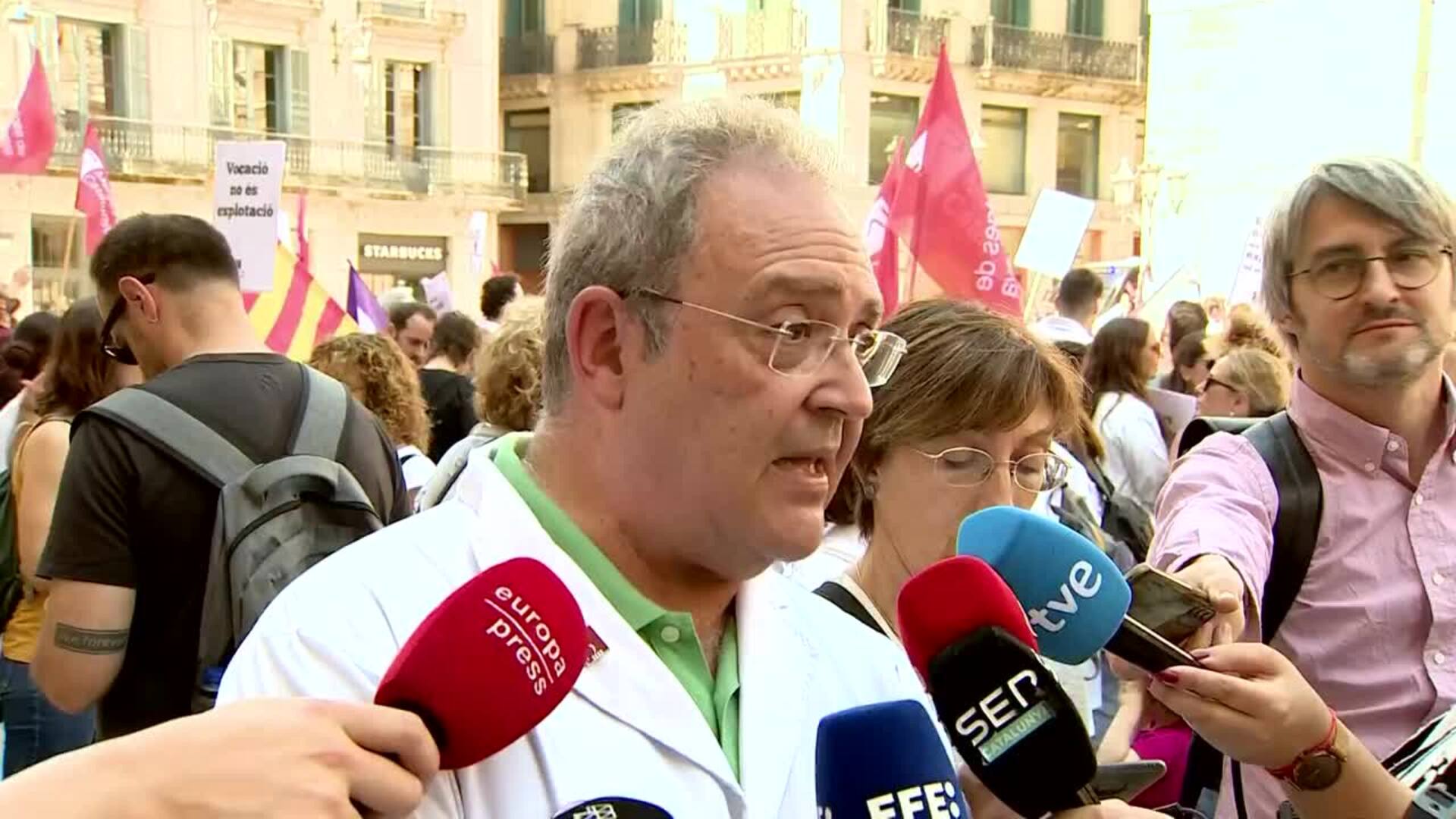 400 médicos concentrados en Barcelona reclaman a Illa negociar mejores condiciones laborales