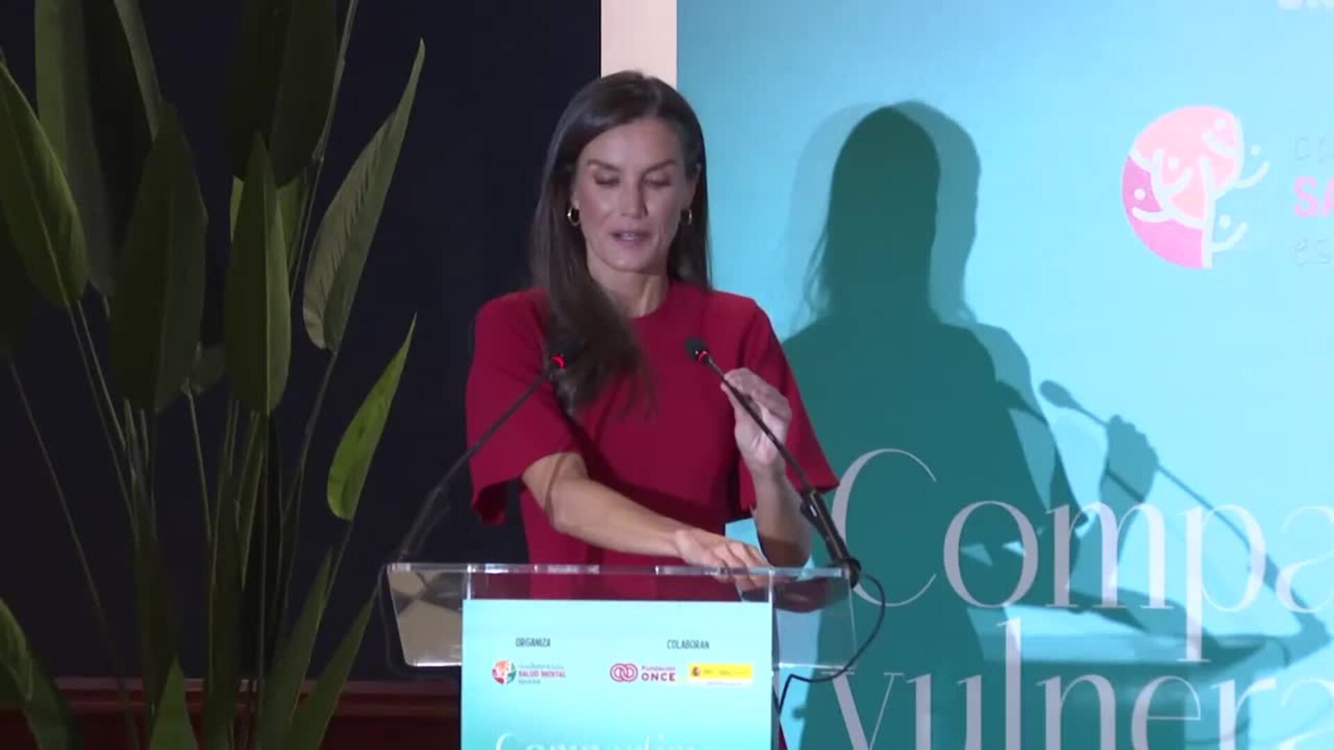 La Reina Letizia recupera su vibrante vestido rojo con manga capa