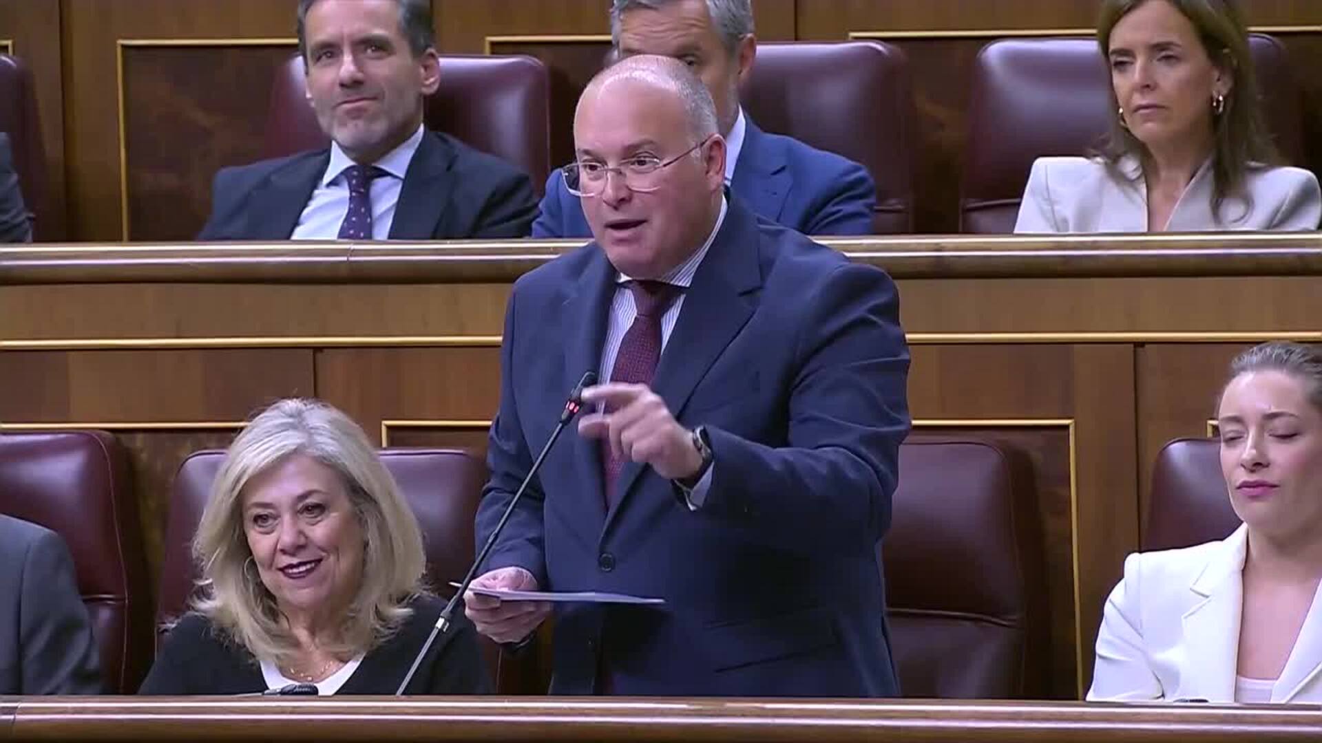 Tellado ve a Zapatero como "El Padrino" y Bolaños dice que el "indiciario" auto "nada acredita"