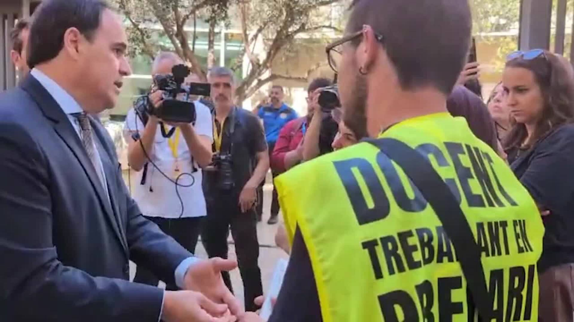Llorca se compromete con directores y familias a cumplir lo que se firme y dice que "para dialo