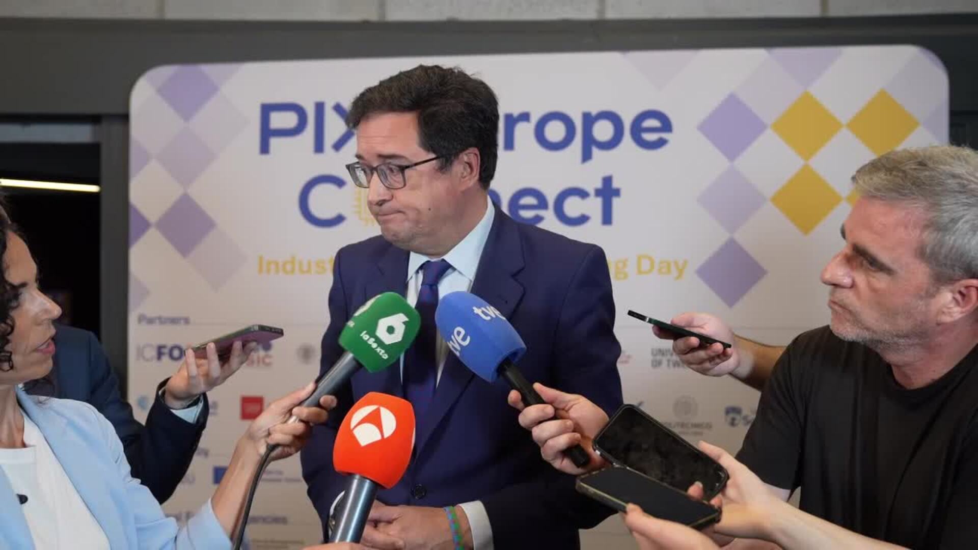 López afirma que "confía, cree y defiende" a Zapatero e insiste en la presunción de inocencia
