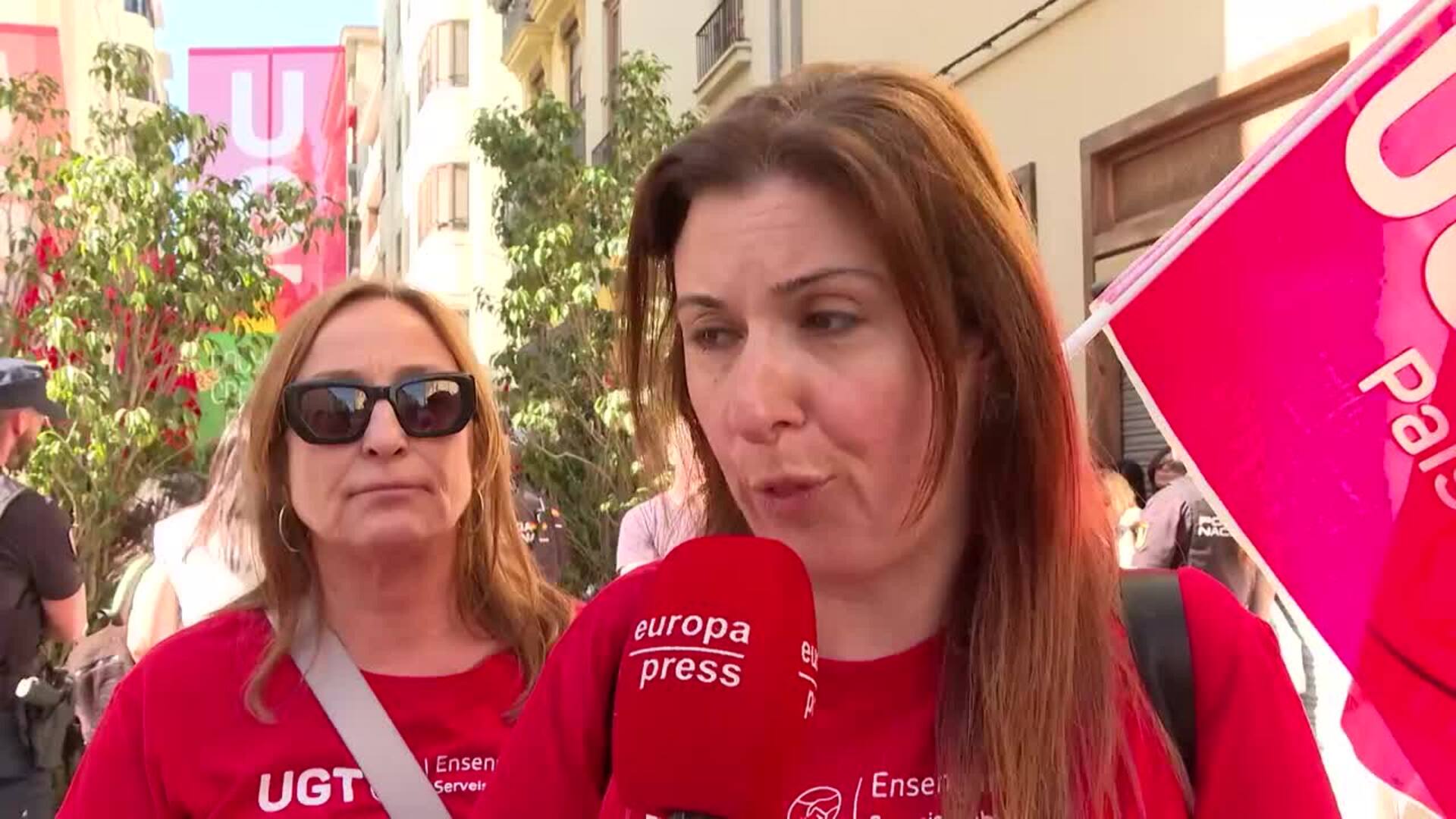 Profesorado pide en Les Corts que Llorca medie en el "conflicto" educativo