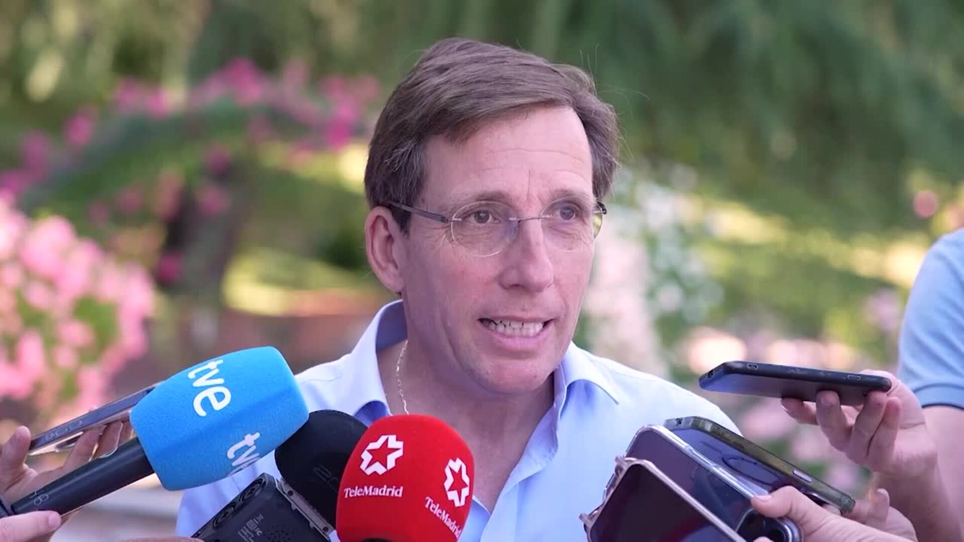 Almeida ironiza con ver a Sánchez hasta "de monaguillo" ante la próxima visita del Papa