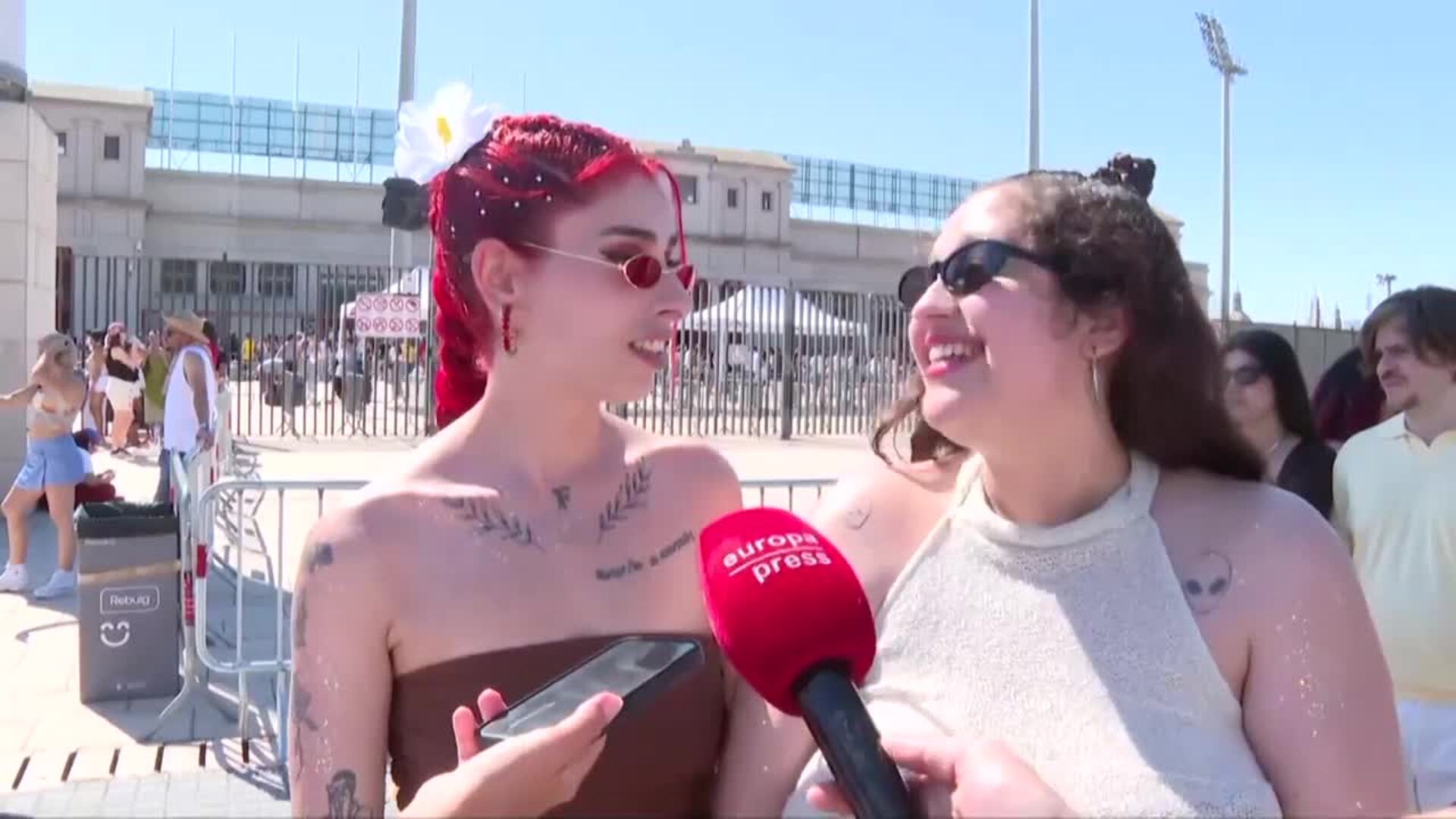 Bad Bunny desata la locura en Barcelona: largas colas para cumplir un sueño