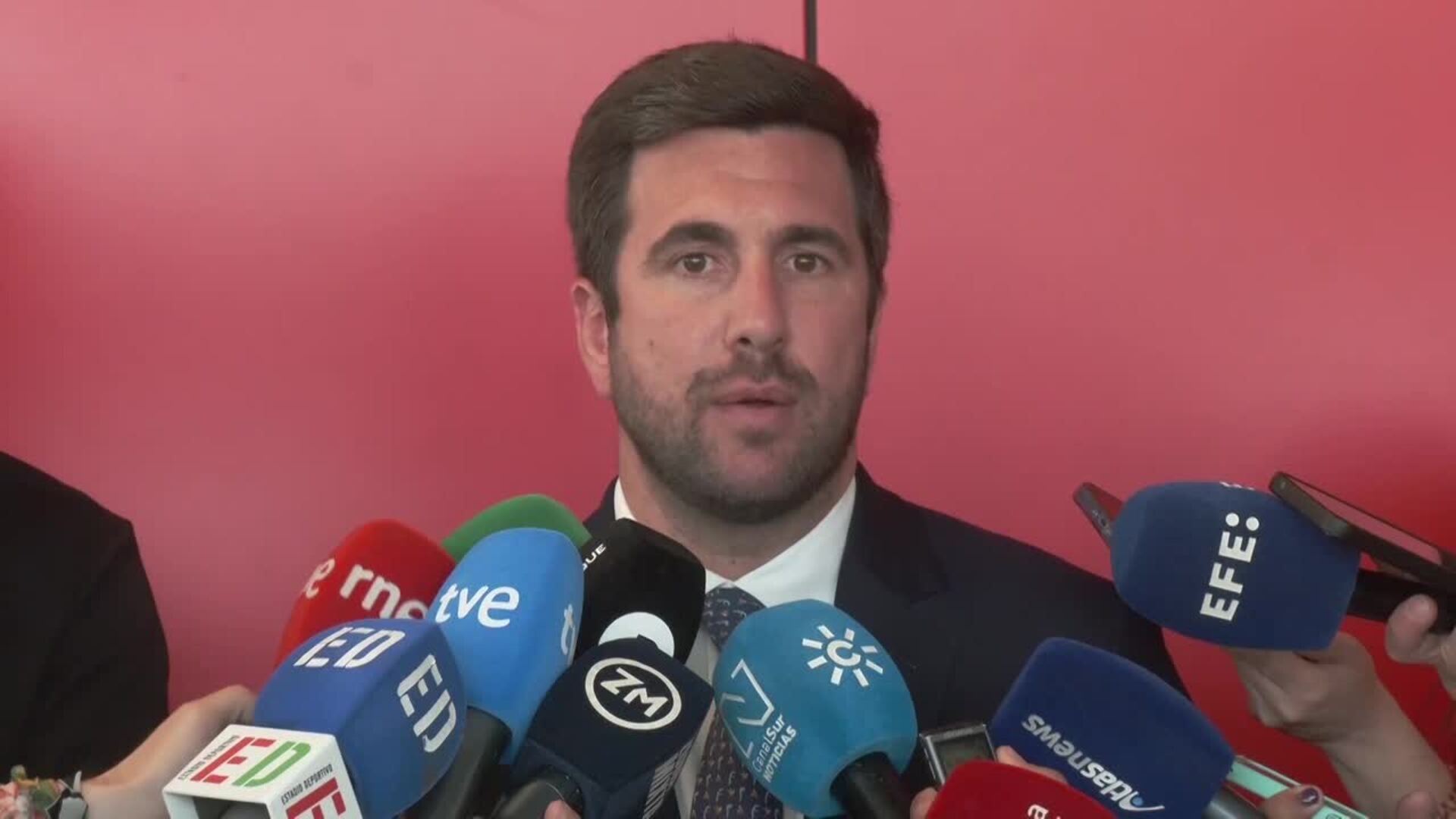 Riquelme ultima una "candidatura seria" al Real Madrid y la banca española se desmarca del aval