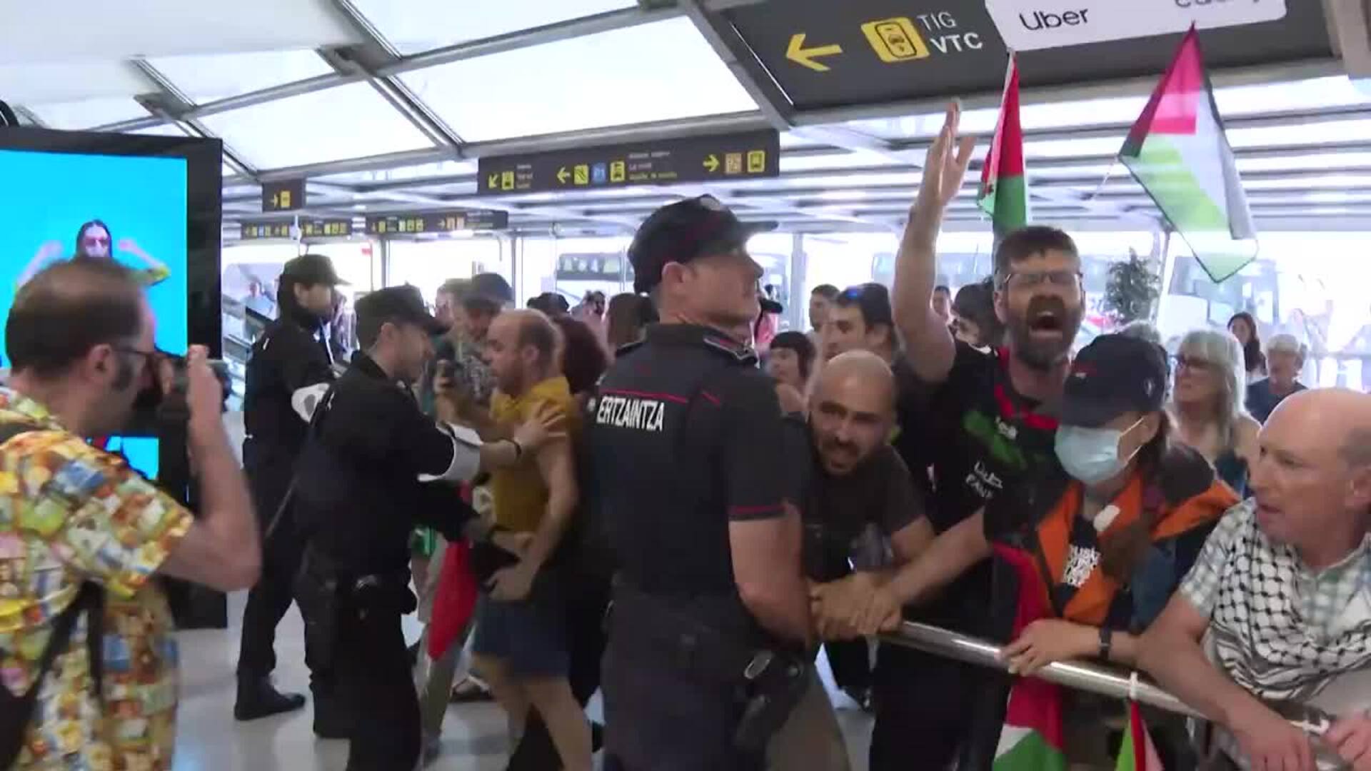 Cuatro detenidos en los incidentes durante la llegada de miembros de la flotilla Global Sumud