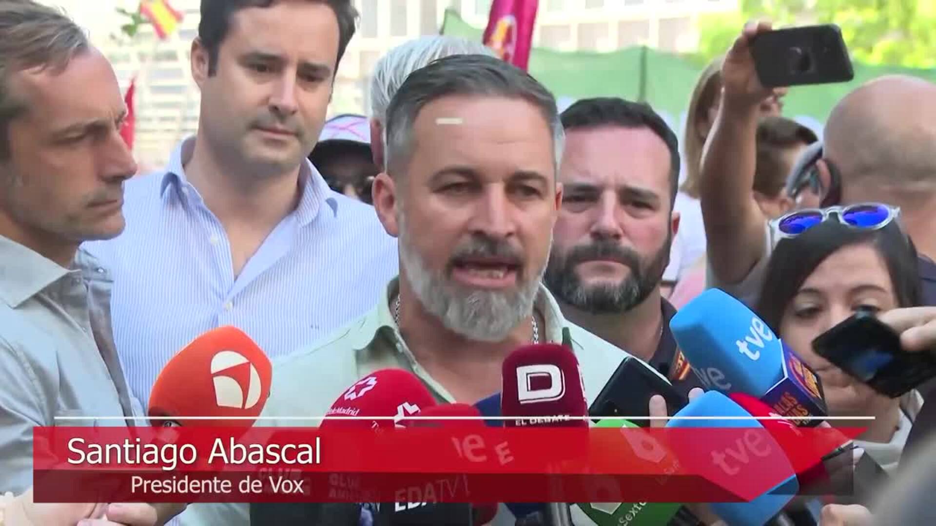 Miles de personas piden en Madrid la dimisión de Sánchez en una marcha apoyada por Vox y PP