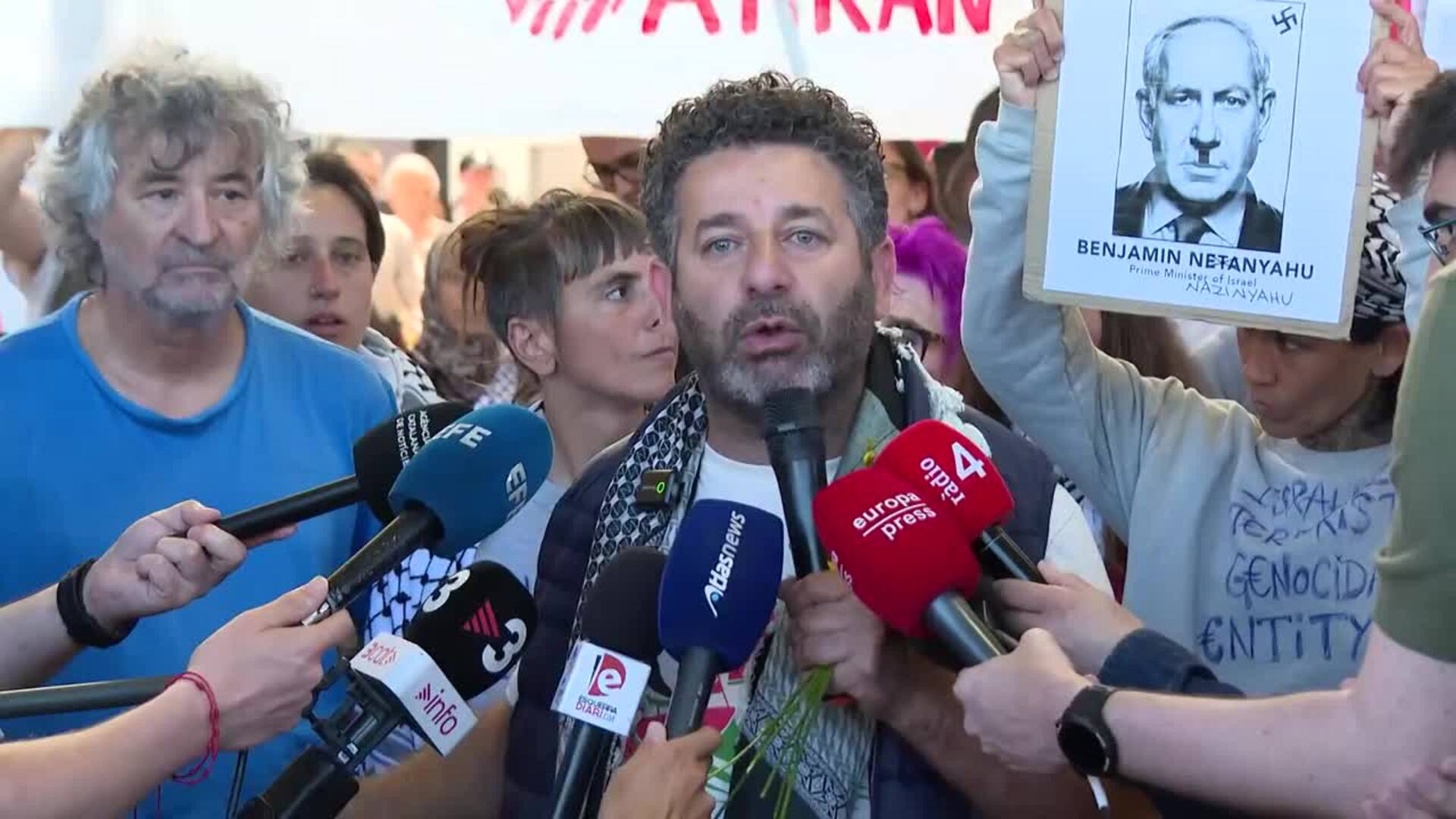 Saif Abukesehek denuncia la carga policial ejercida sobre los activistas vascos de la Flotilla