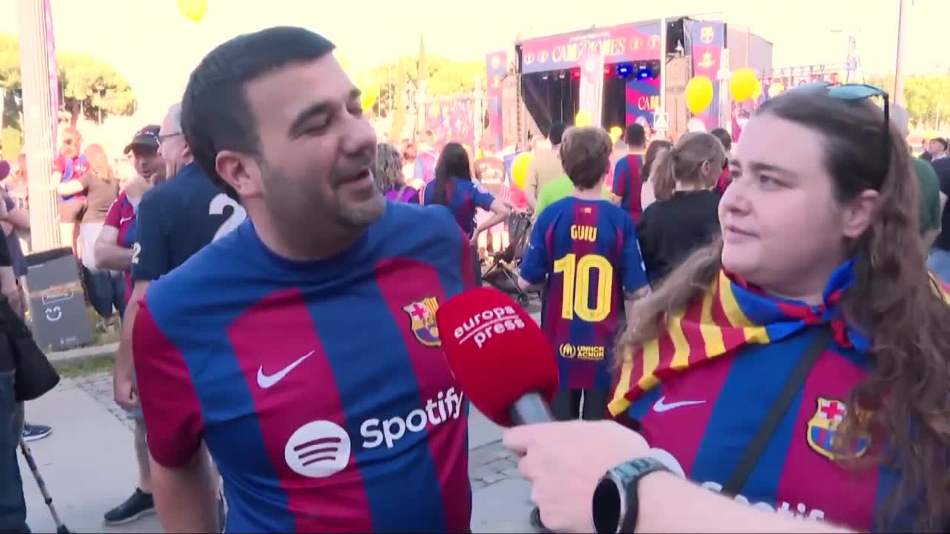Aficionados culés celebran la cuarta Champions del Barça Femenino
