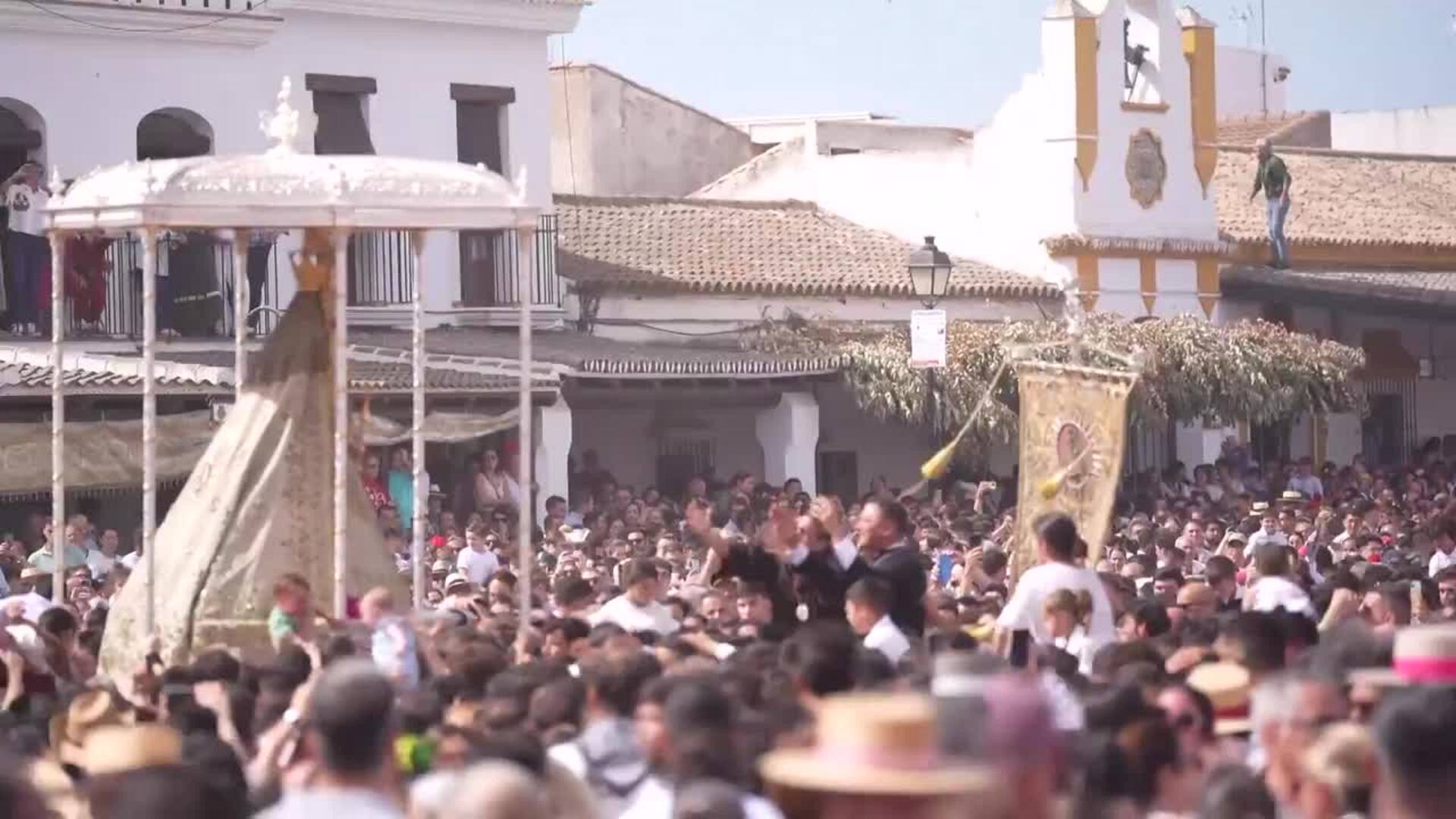La Virgen del Rocío vuelve a su altar a las 13,05 horas tras diez horas por la aldea