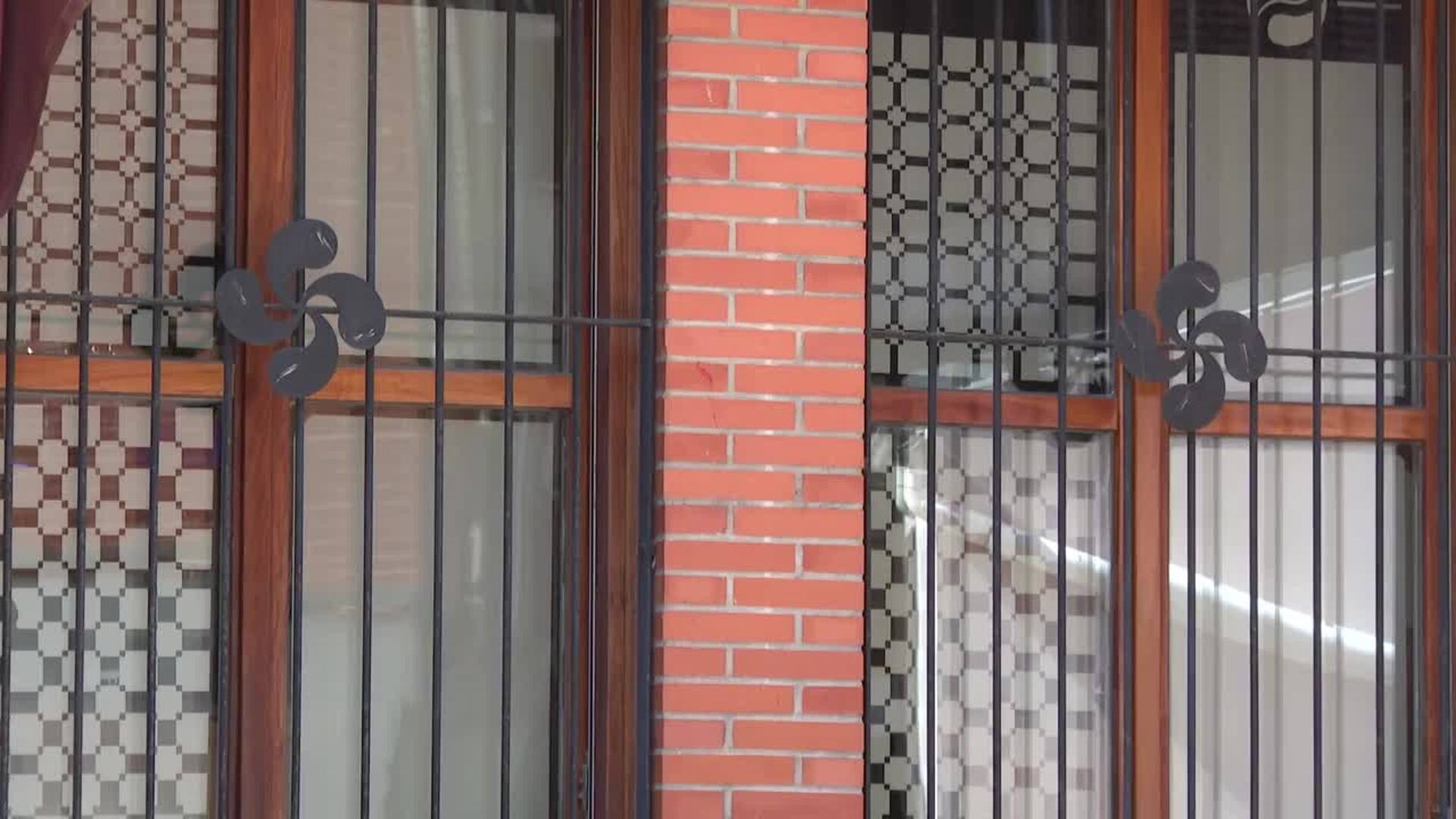 PNV de Bizkaia denuncia las pintadas contra la Ertzaintza en el batzoki de Cruces